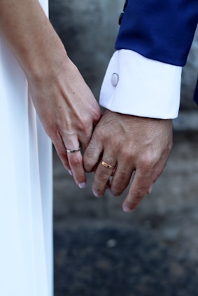 personas con anillos de compromiso en plata
