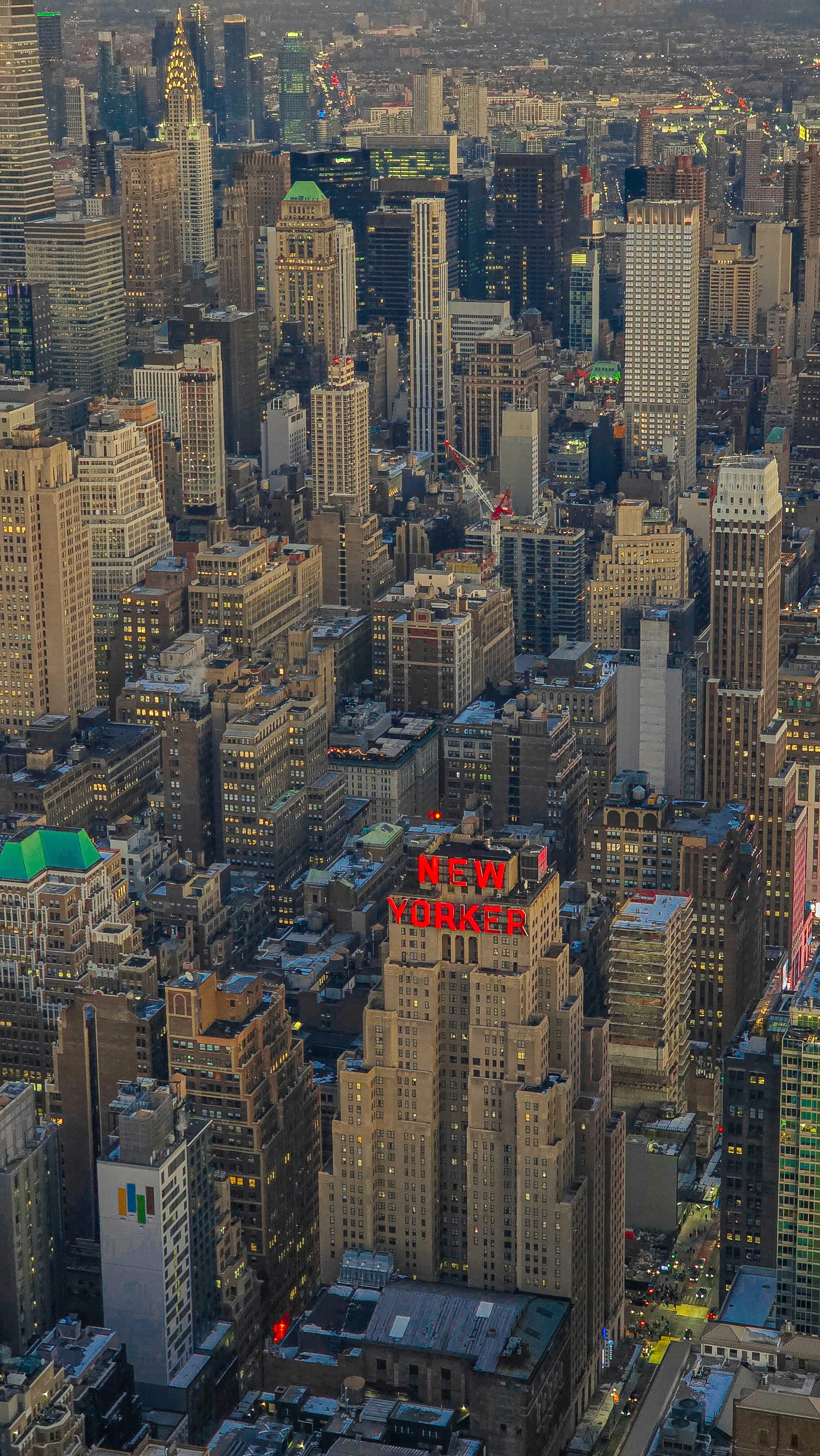 Eine Luftaufnahme einer Stadt mit hohen Gebäuden