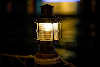 A light that is on top of a rope