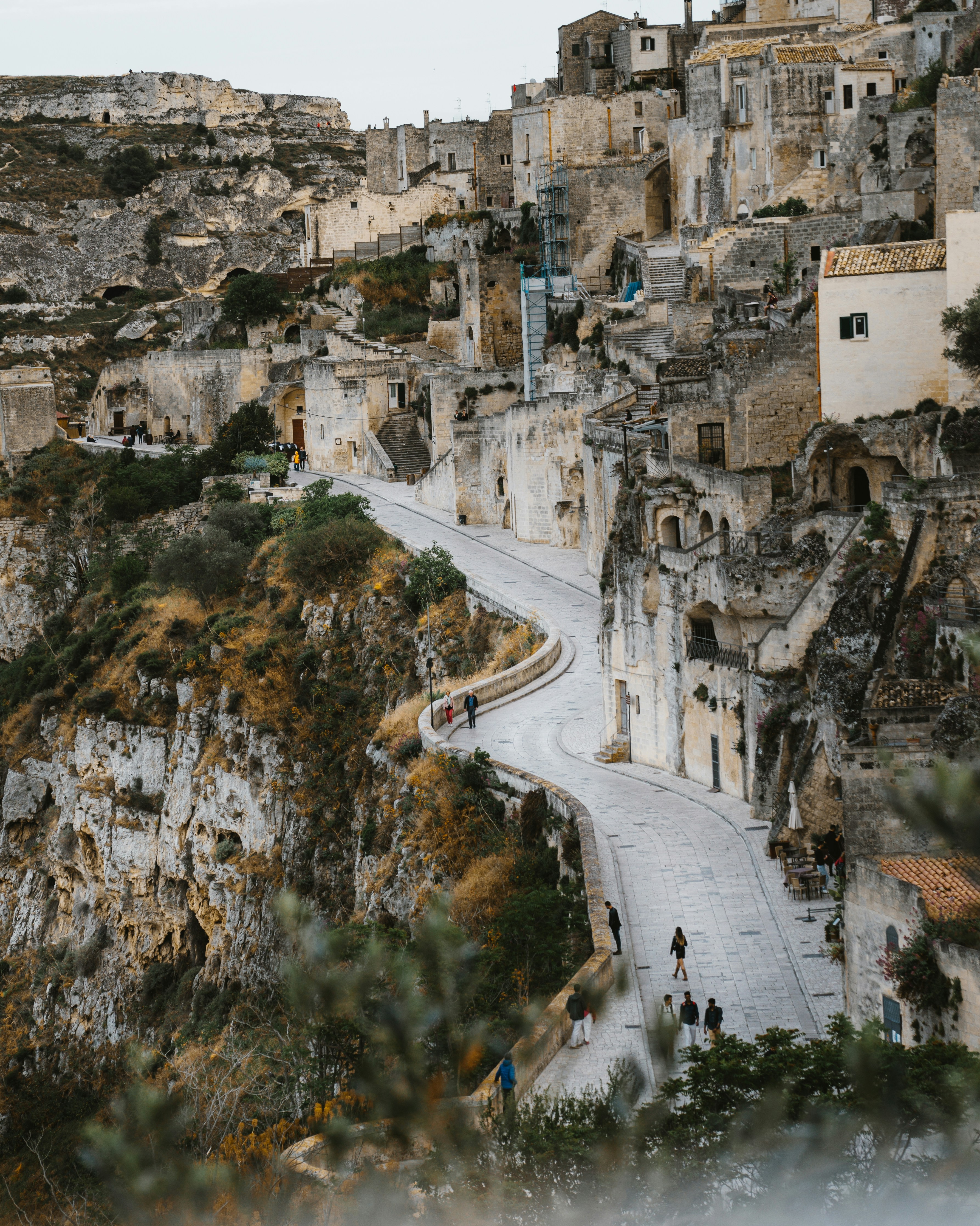 A road that is next to a cliff