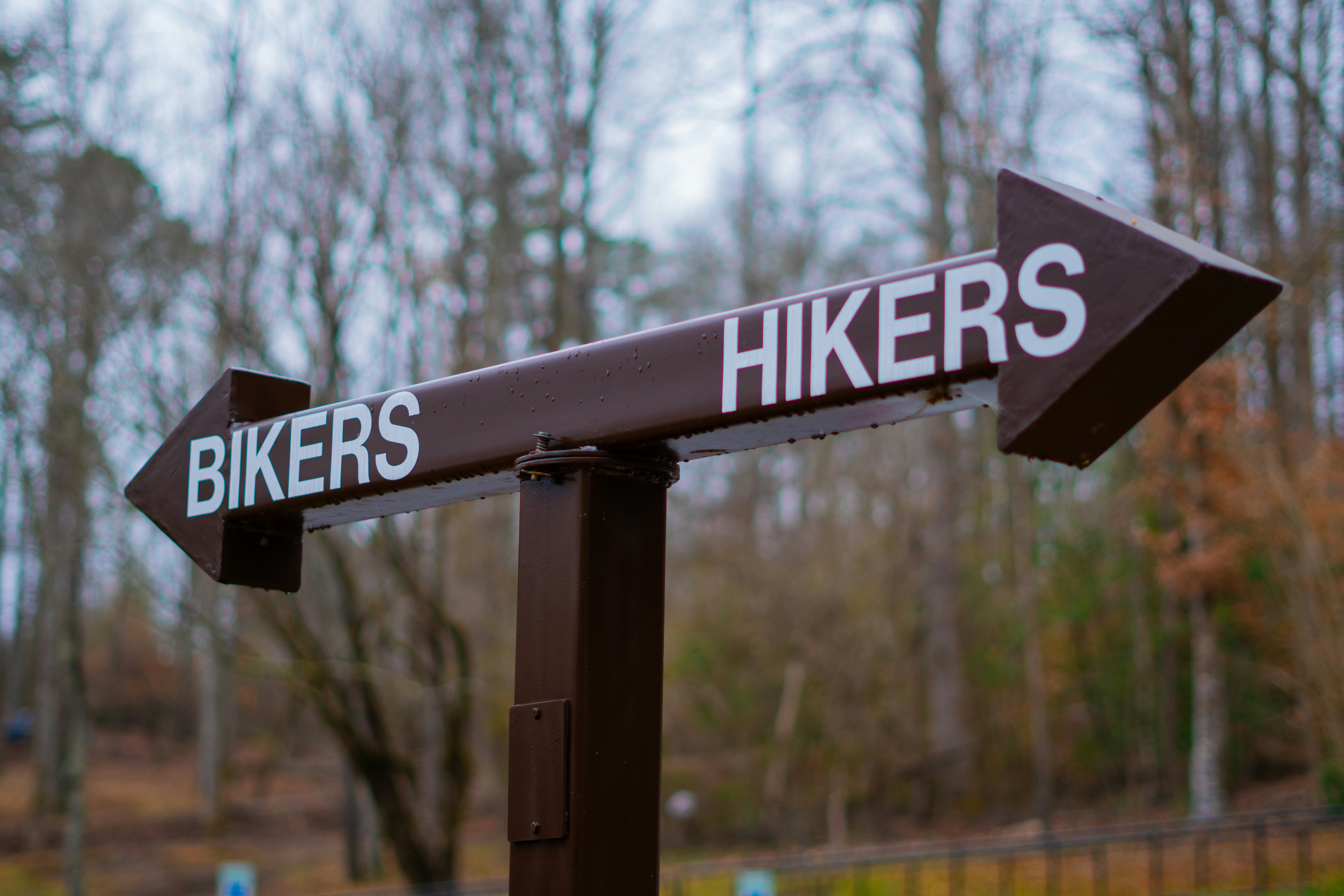 A street sign with two arrows pointing in opposite directions