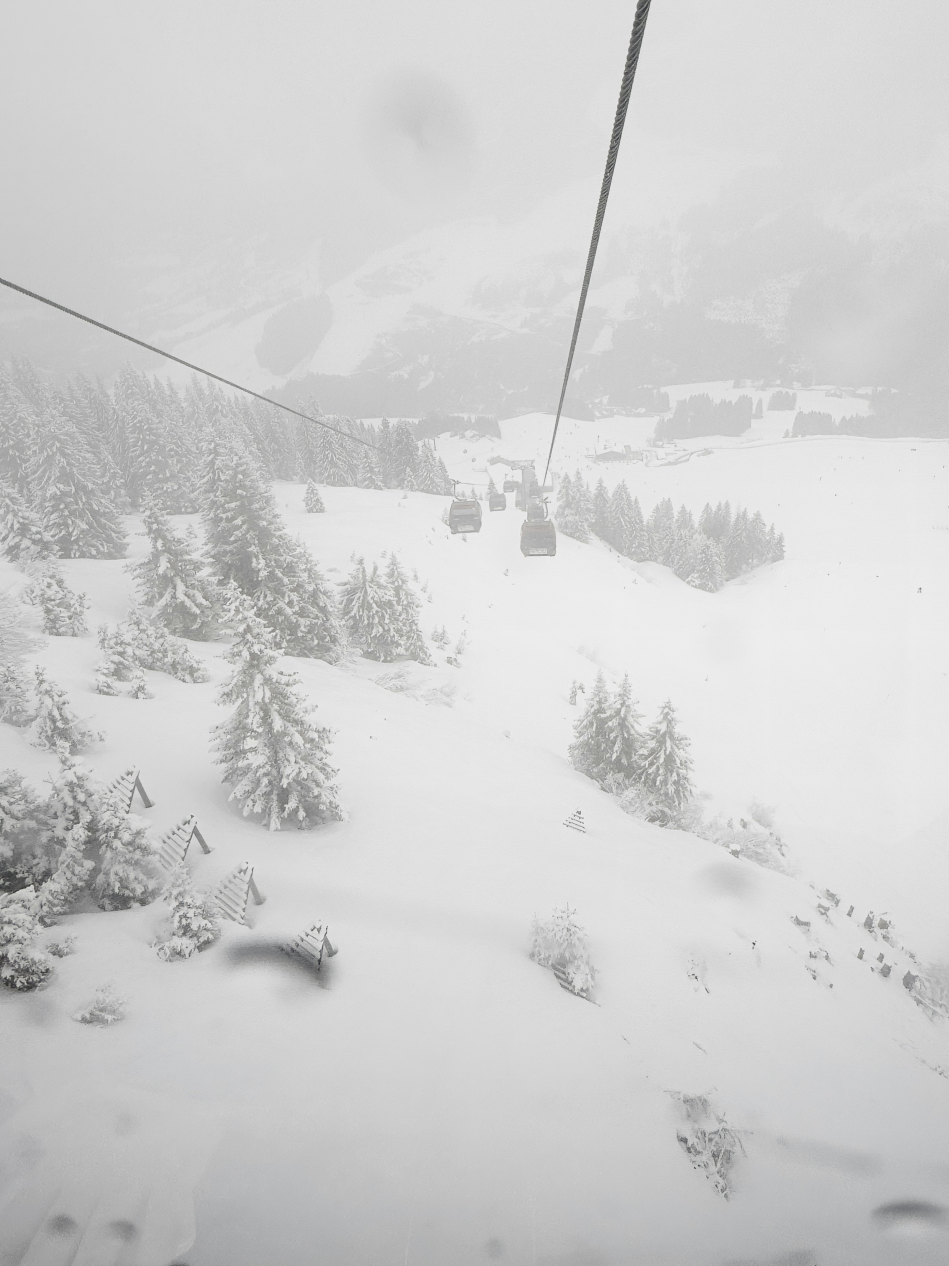 Una persona che sale su uno skilift su una montagna innevata