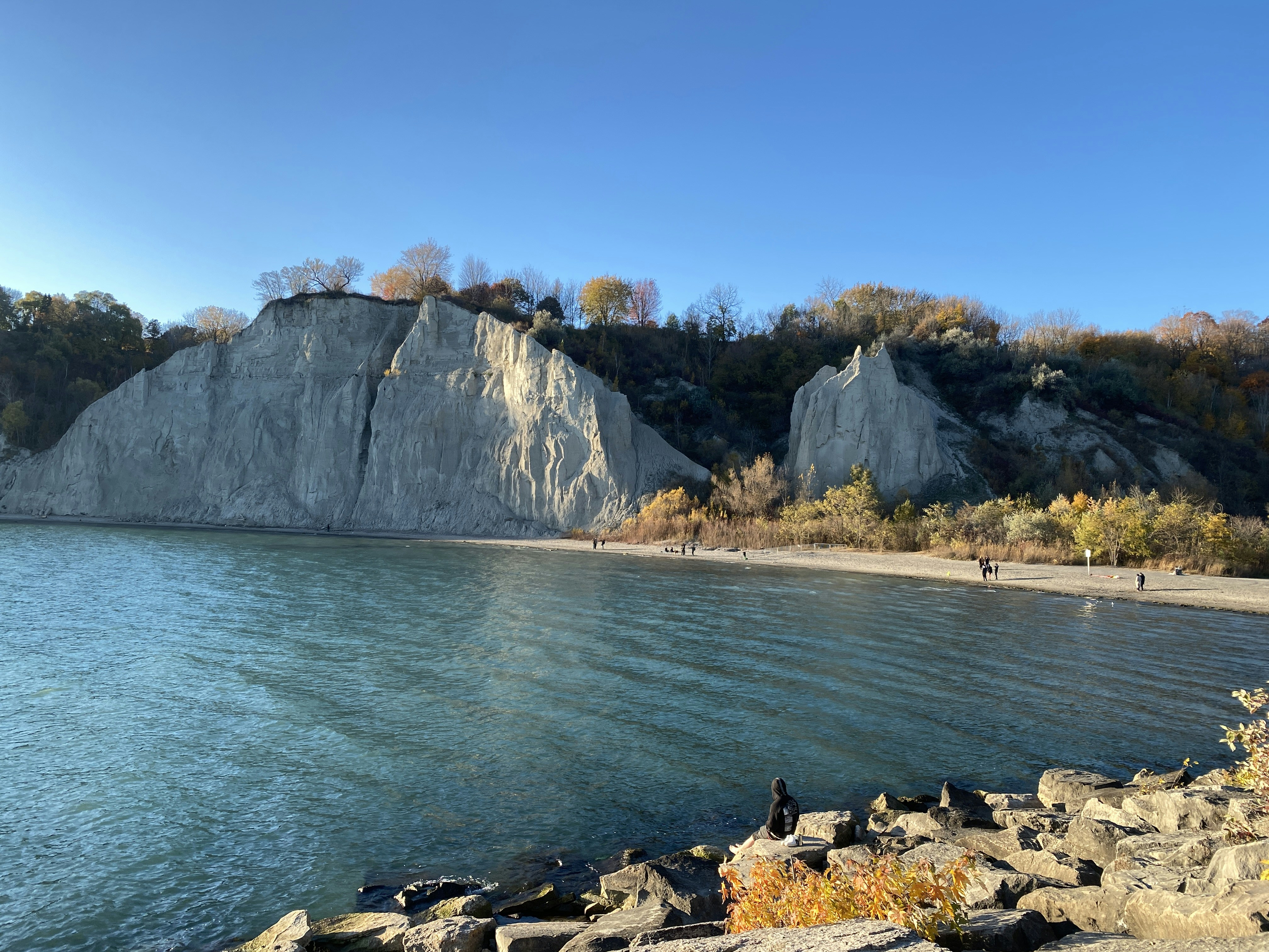 Un plan d’eau entouré de rochers et d’arbres