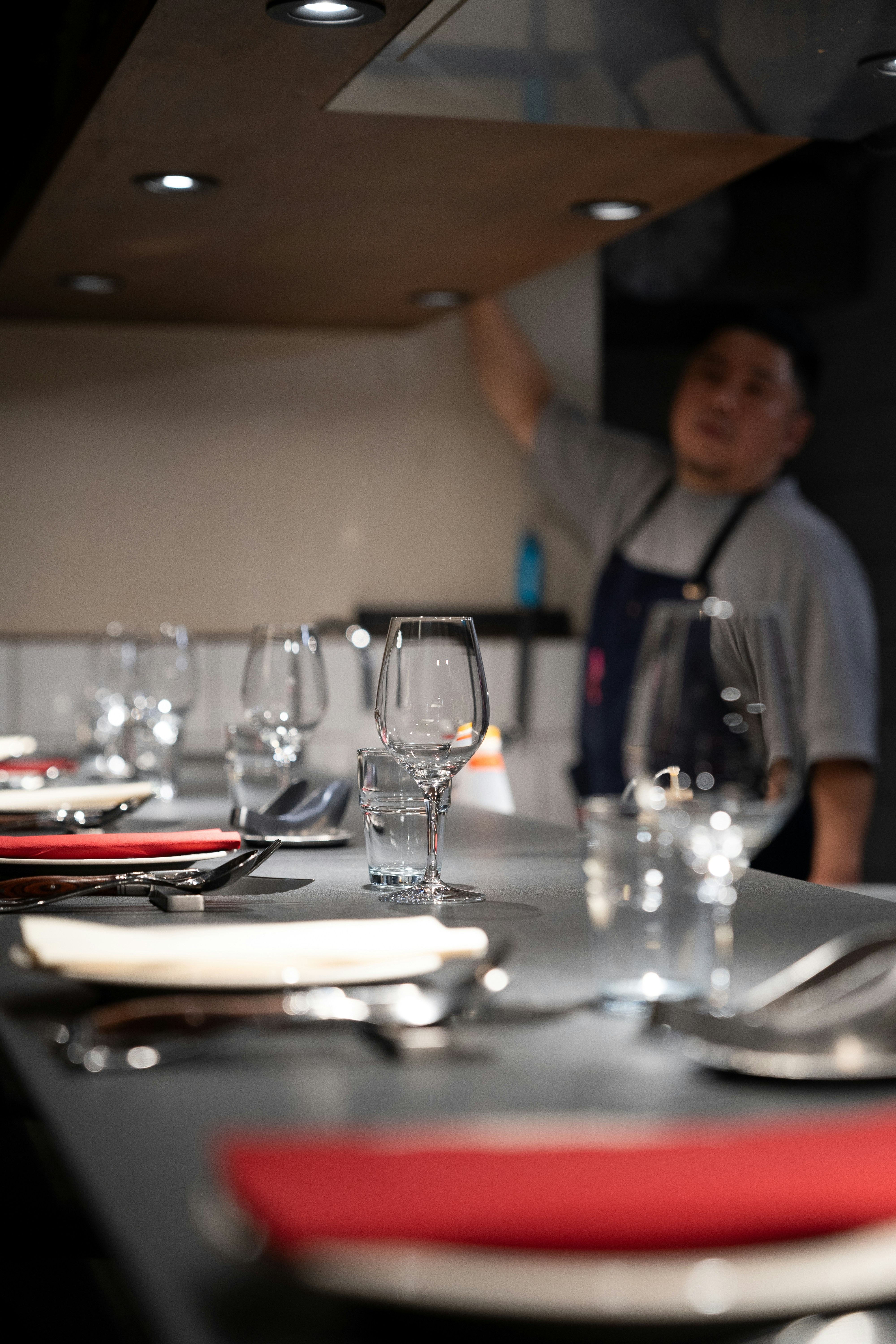 Un homme debout dans une cuisine à côté d’une table