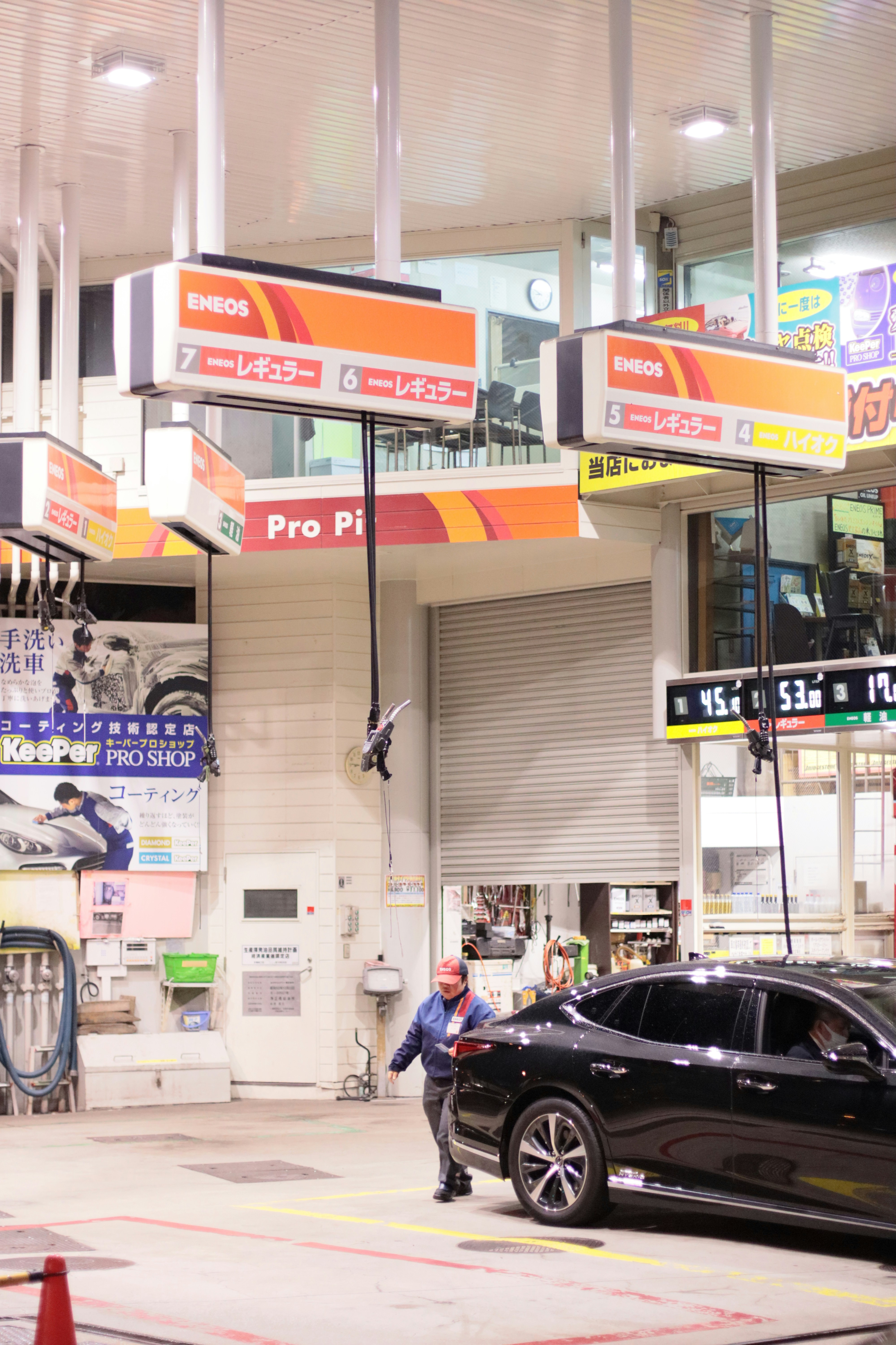 Sebuah mobil diparkir di depan pompa bensin