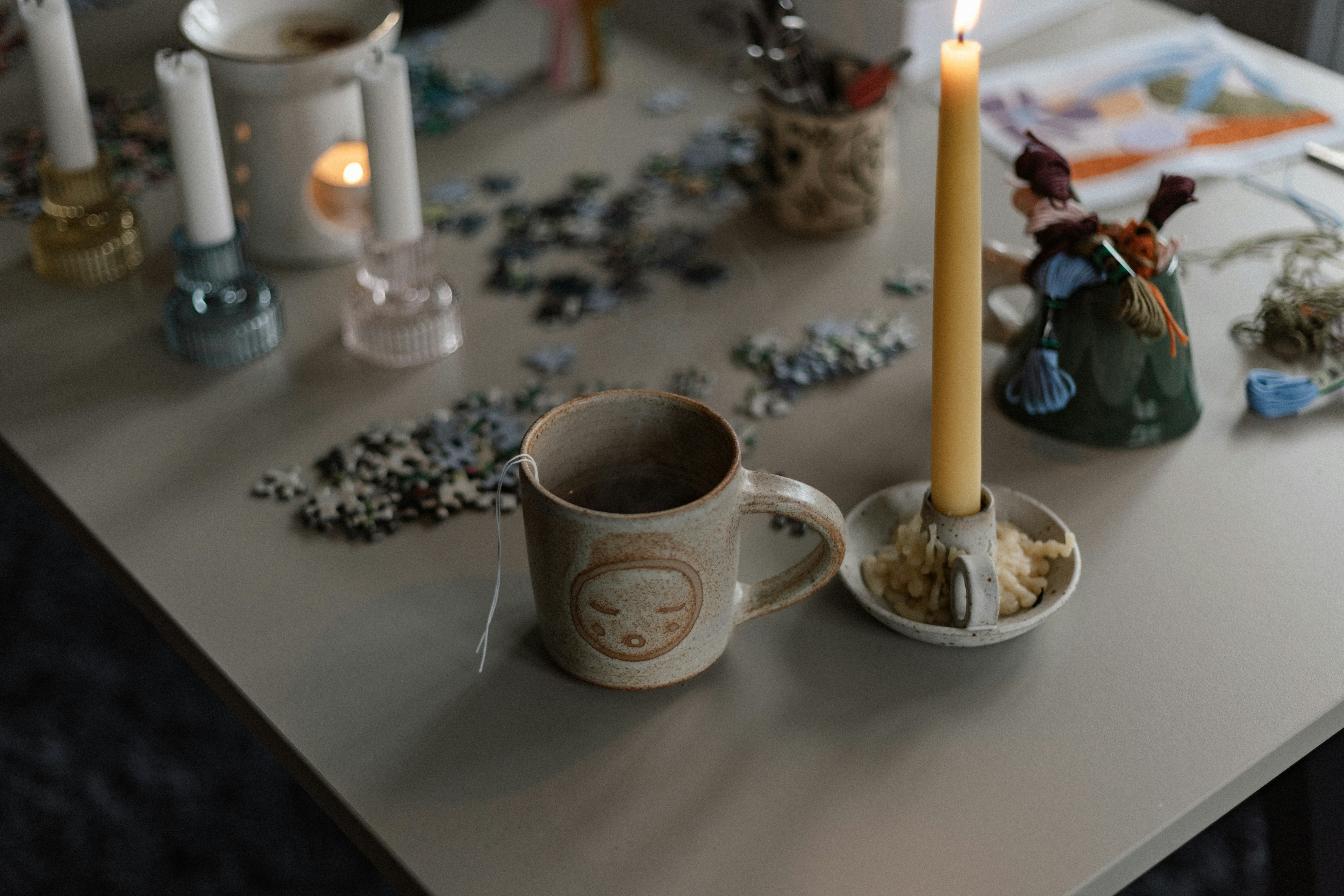 Ein Tisch mit einer Kerze und einer Tasse Kaffee