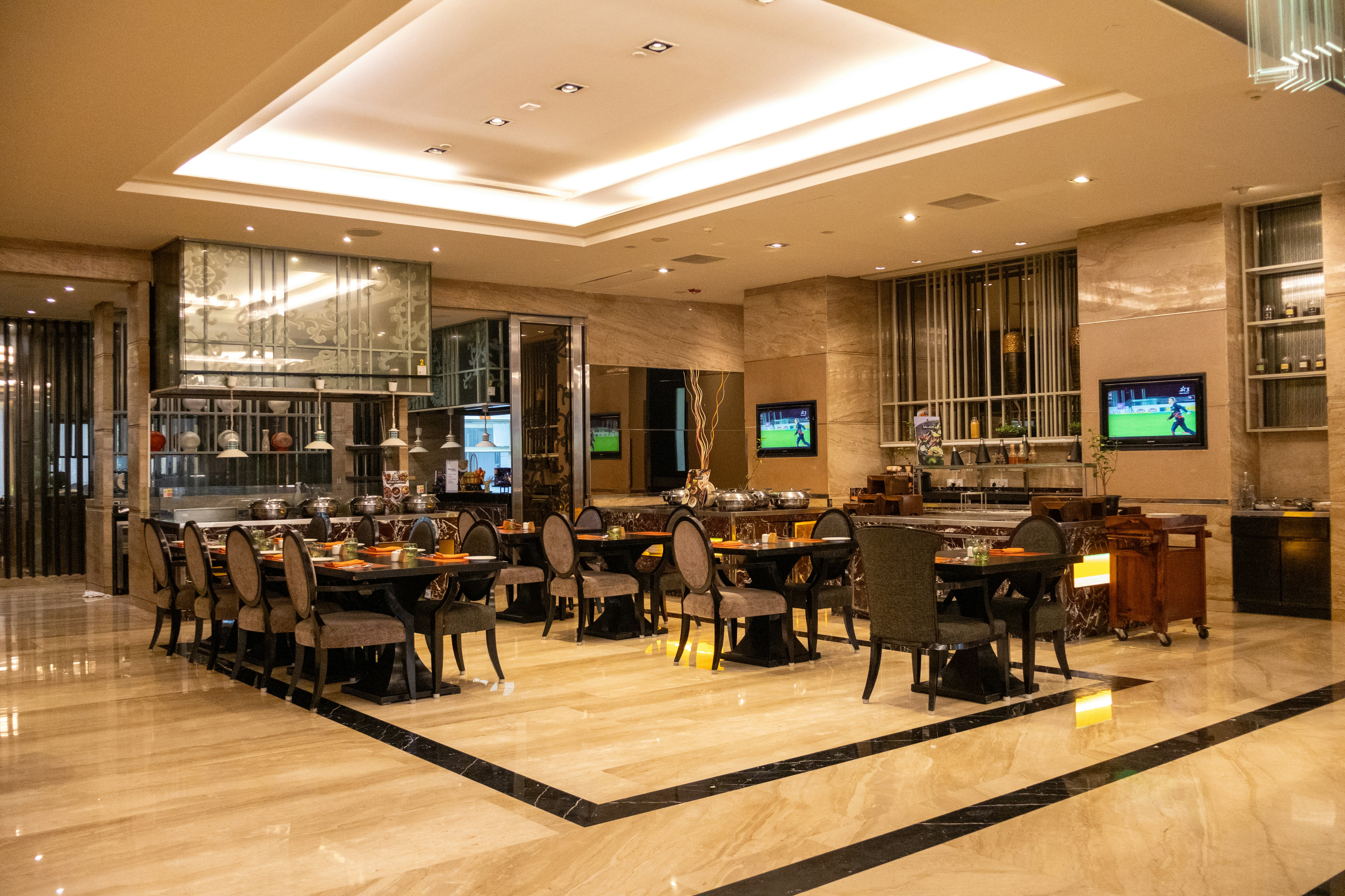 Ruang makan besar dengan banyak meja dan kursi