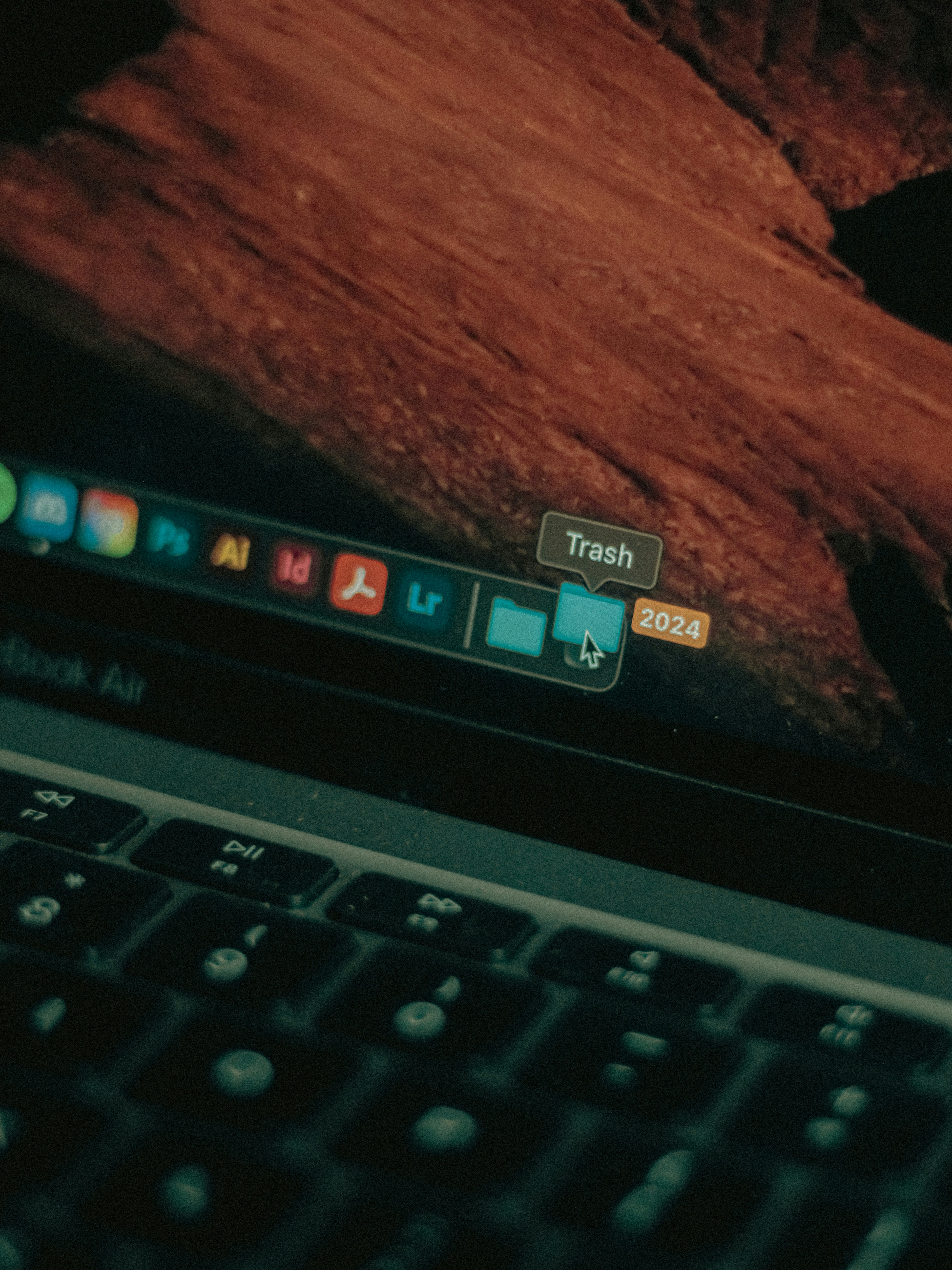 Close-up laptop di atas meja
