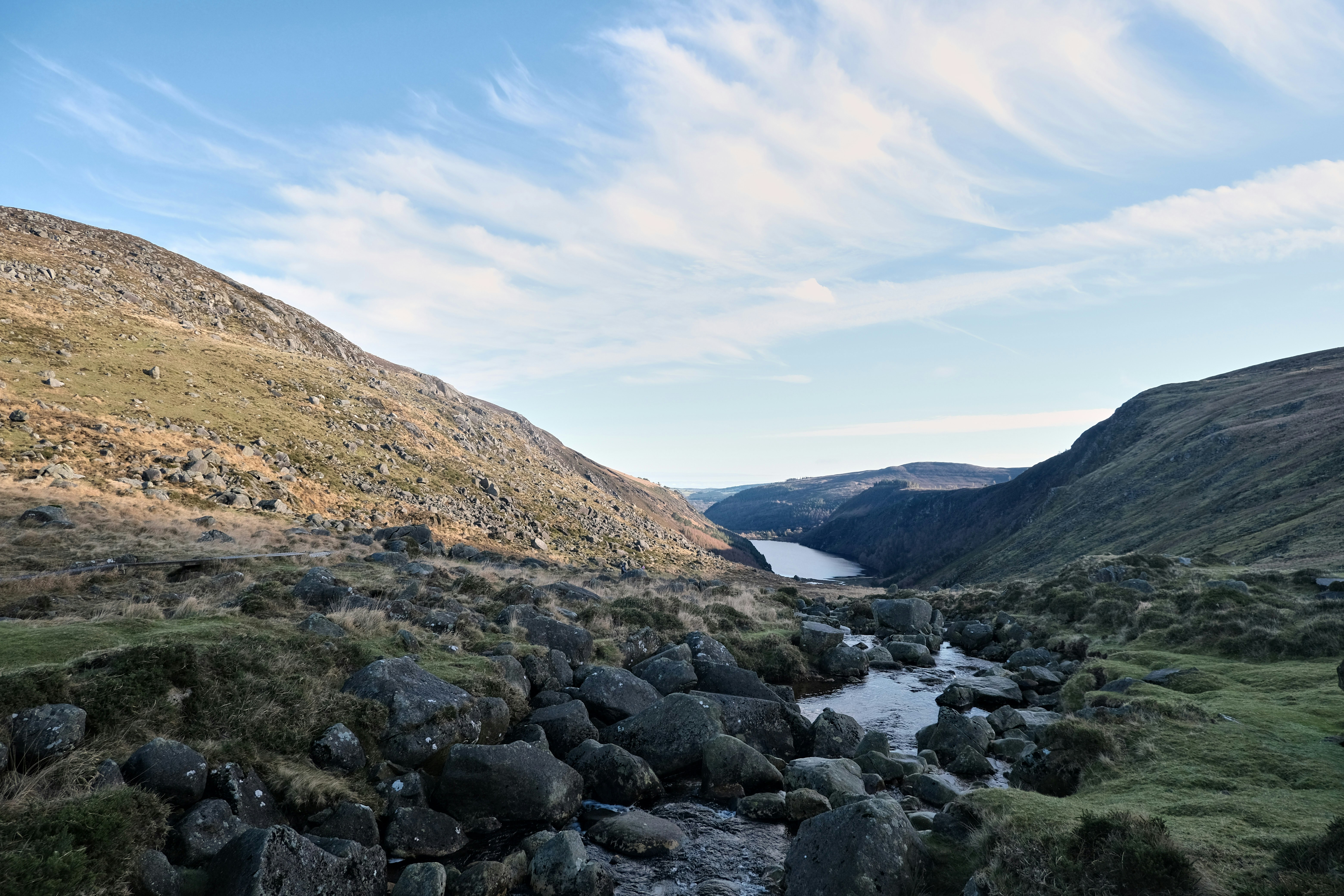 Une rivière qui coule dans une vallée verdoyante