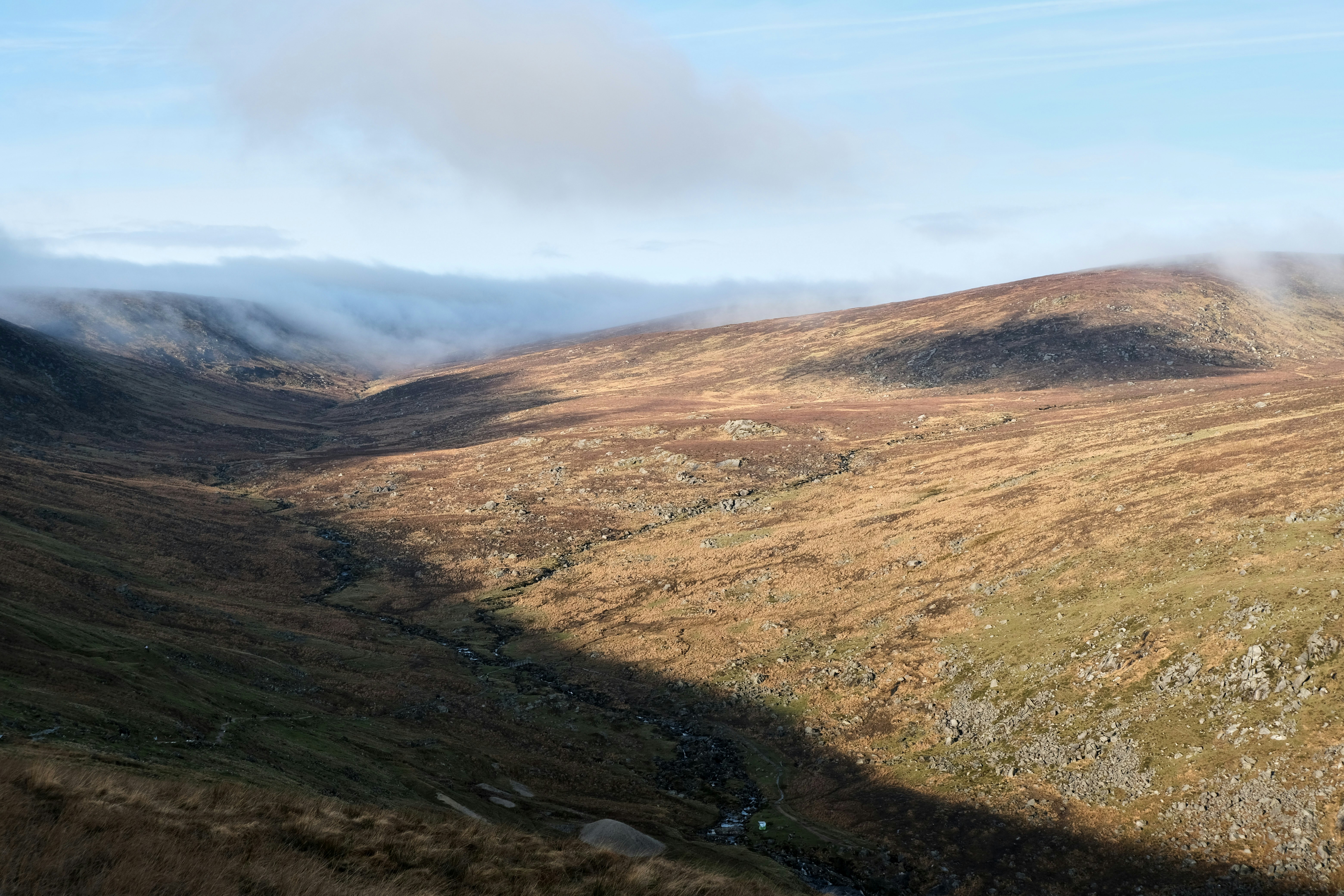 Vue de loin d’une chaîne de montagnes