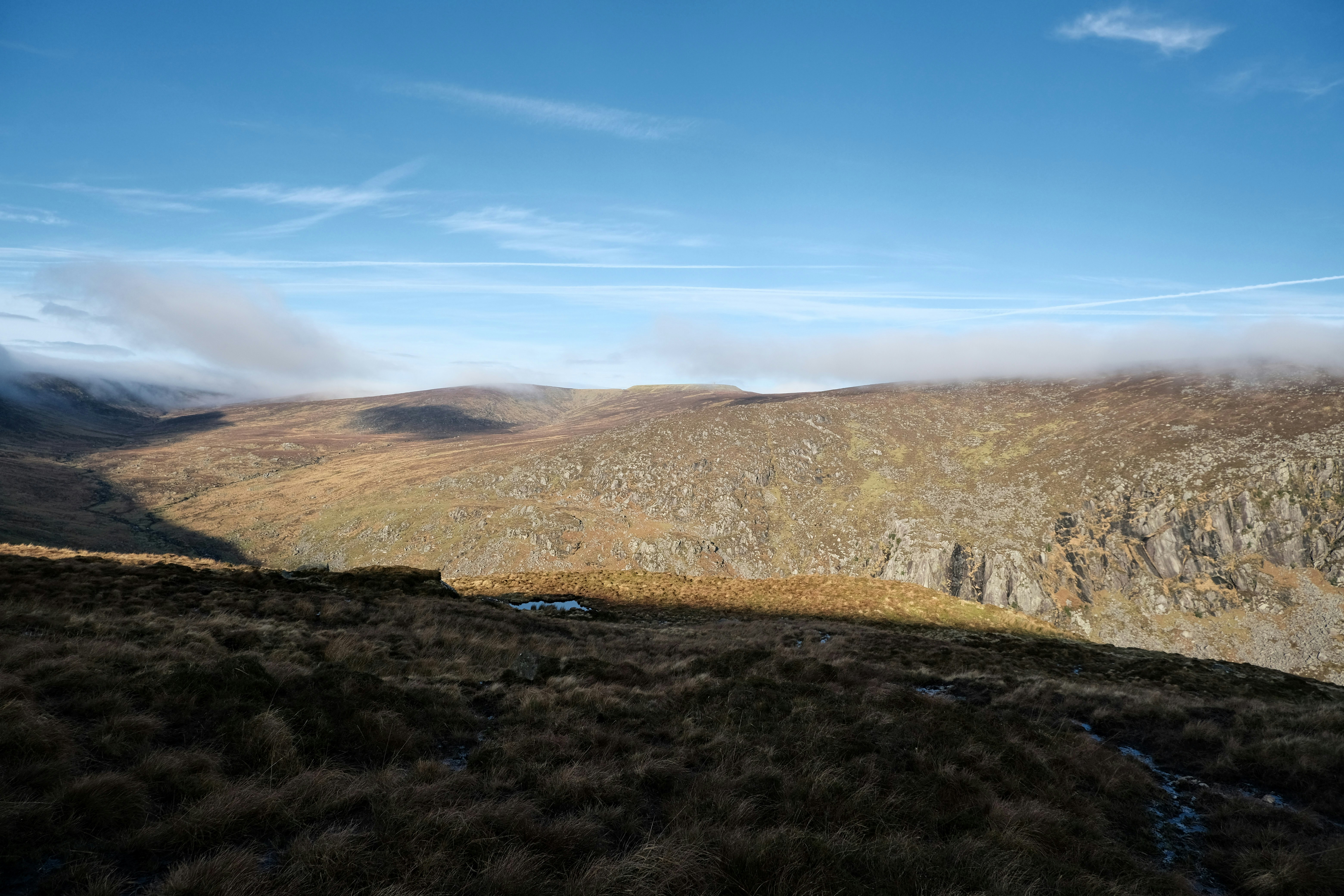 Vue de loin d’une chaîne de montagnes