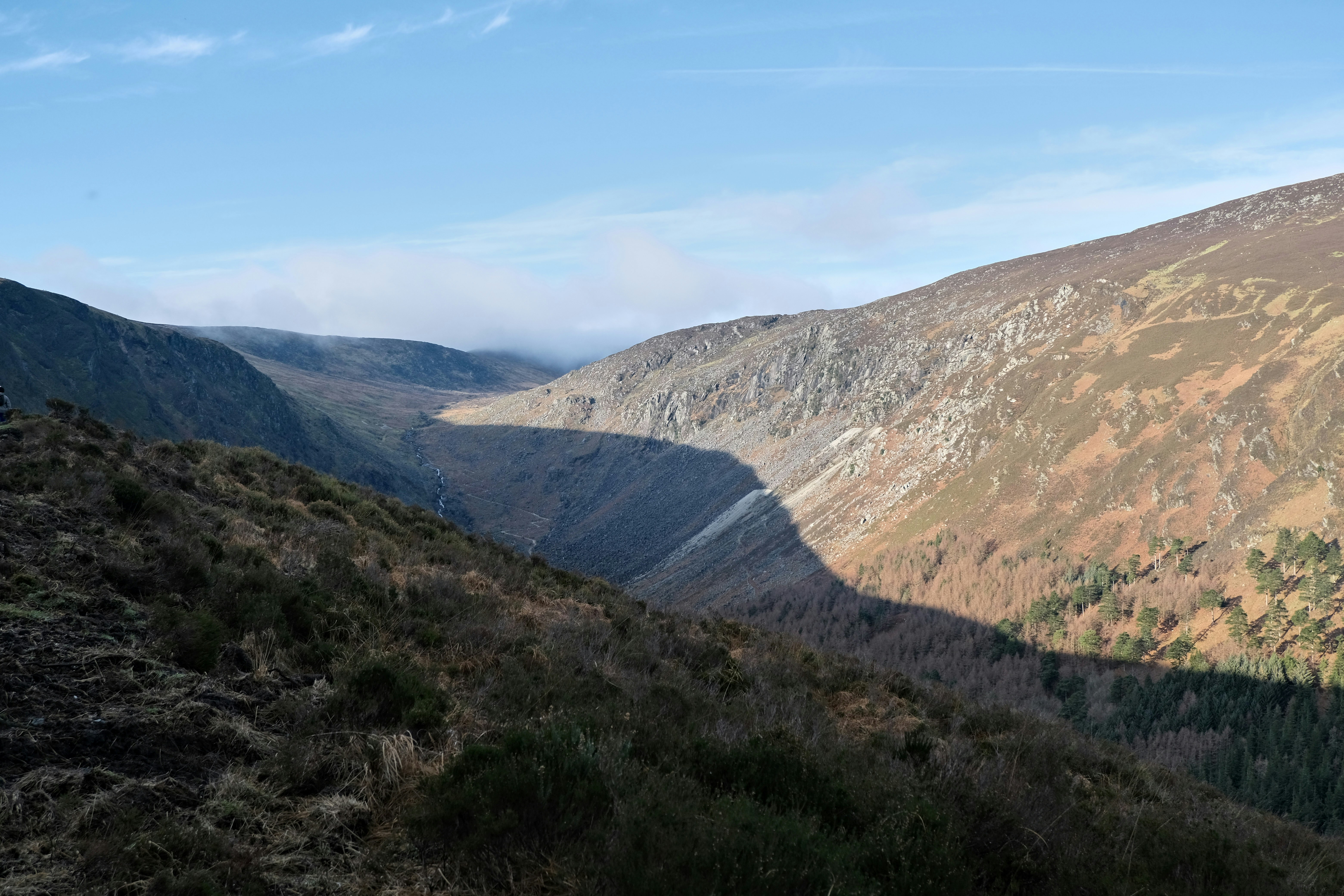 Vue de loin d’une chaîne de montagnes