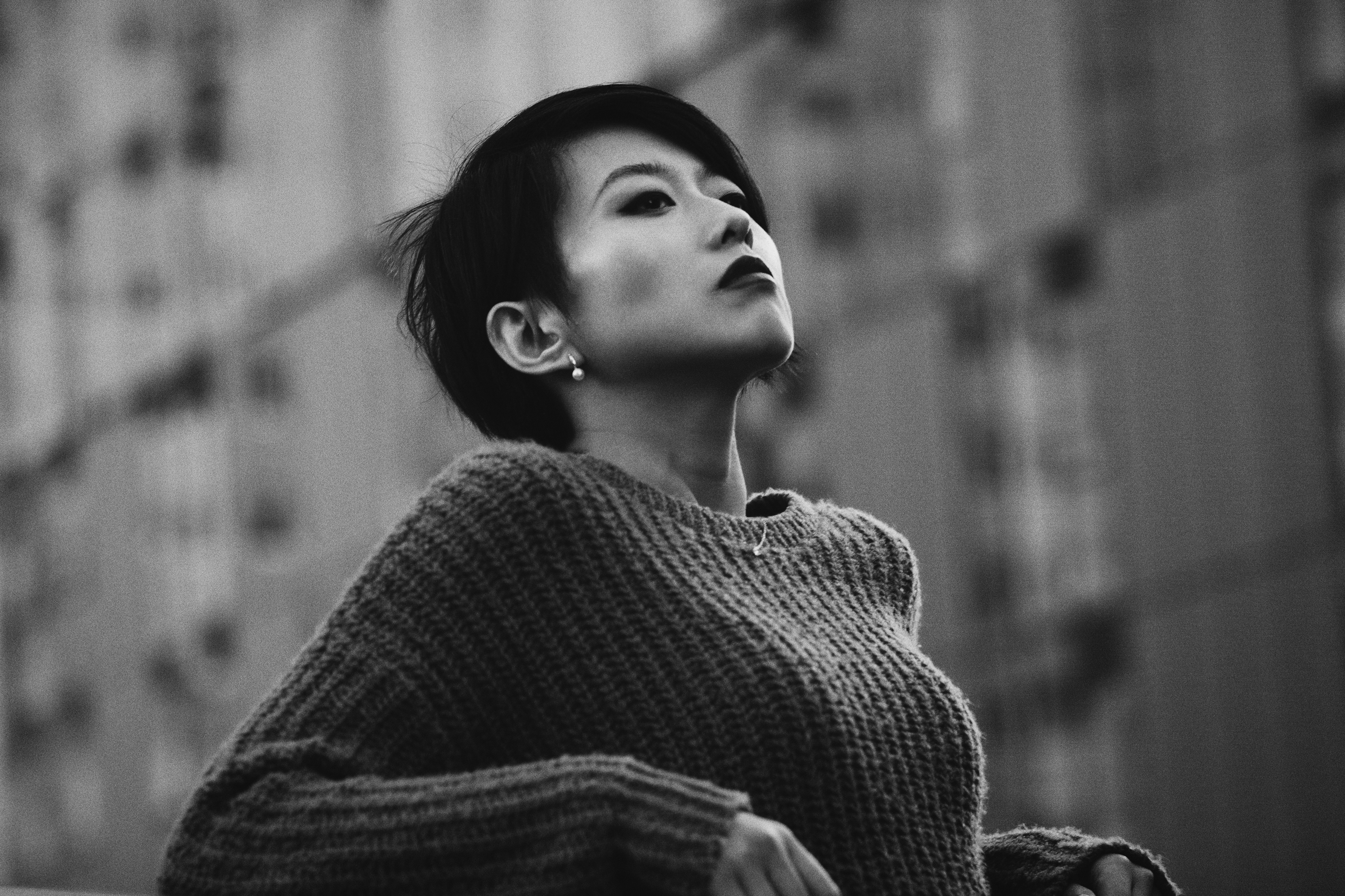 Eine Frau, die vor einem hohen Gebäude steht