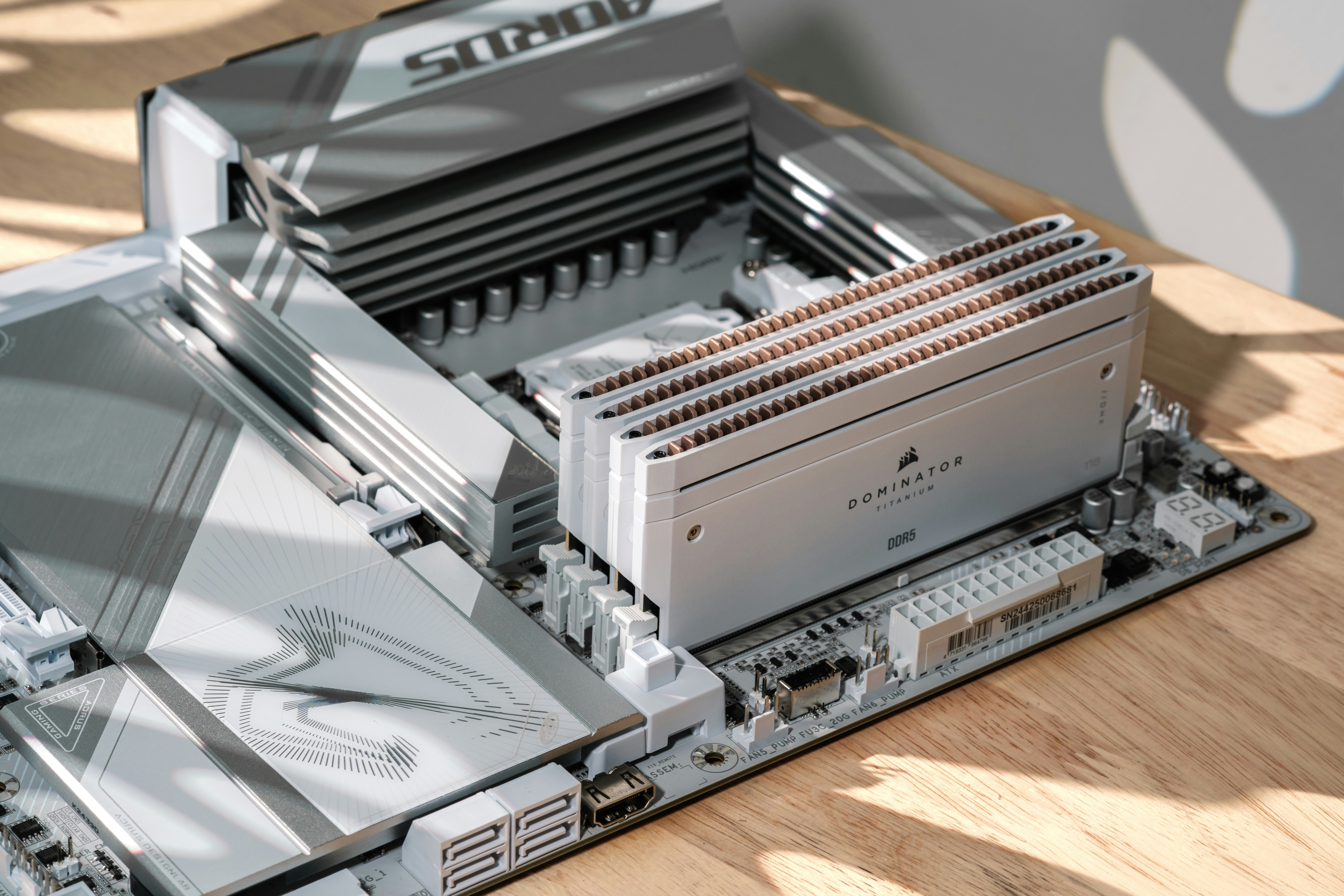 Un case per computer appoggiato sopra un tavolo di legno