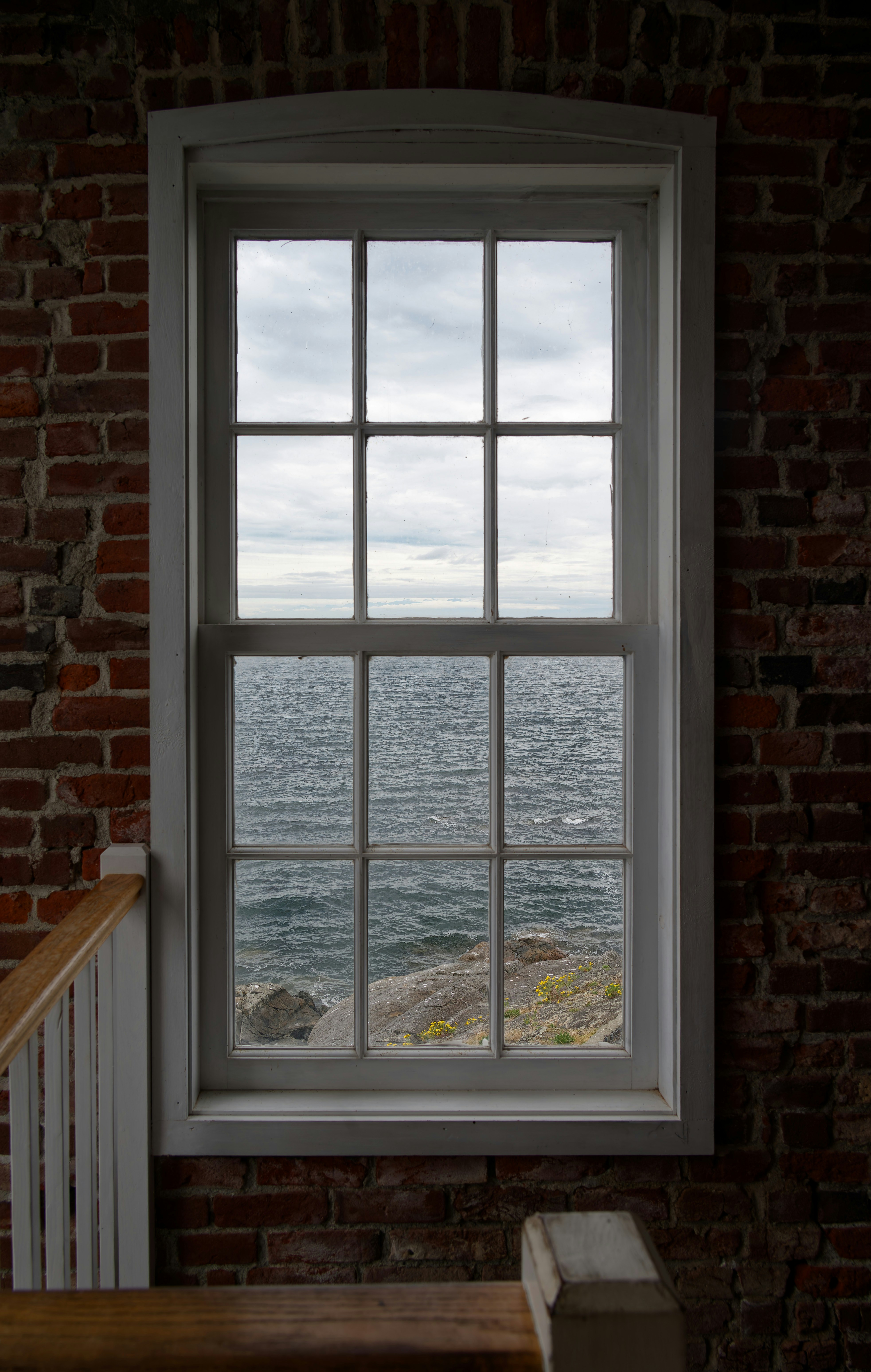 Una finestra con vista su uno specchio d'acqua
