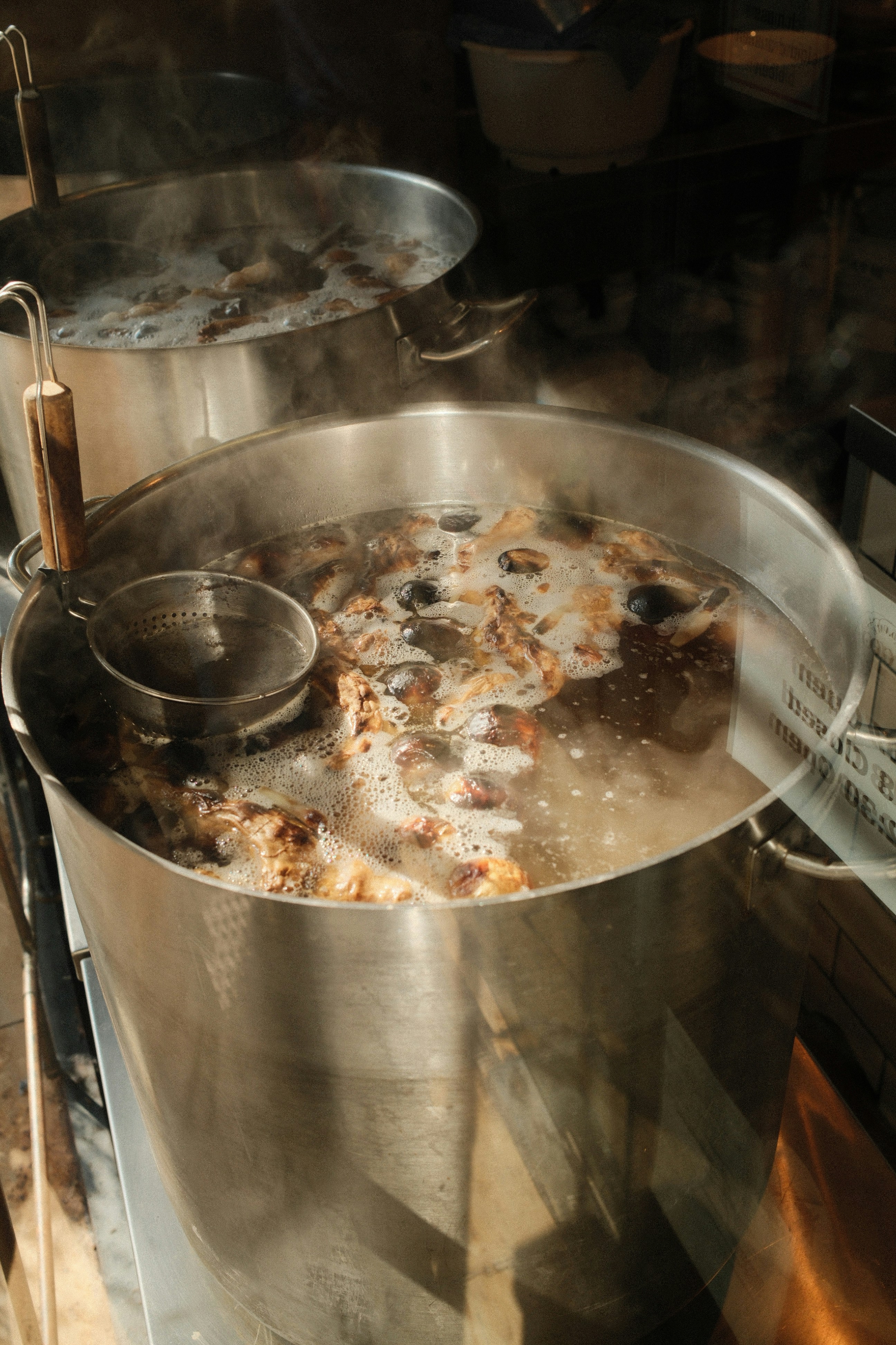 ストーブの上に食べ物が入った大きな鍋