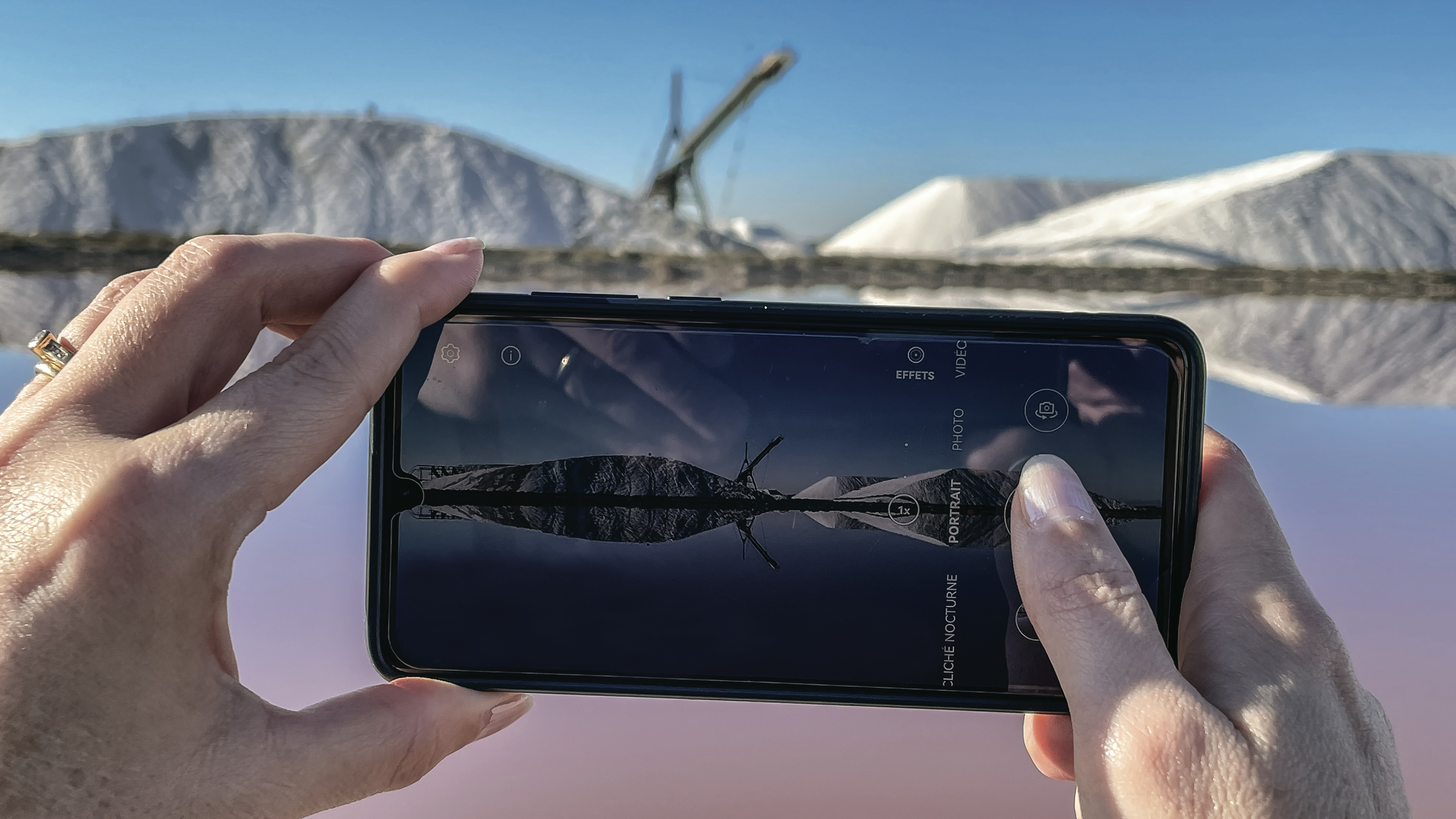 手機也能拍出電影感！7 種自拍杆運鏡技巧，新手輕鬆上手專業大片：結論：用手機也能拍出大師級質感，從今天就開始嘗試！