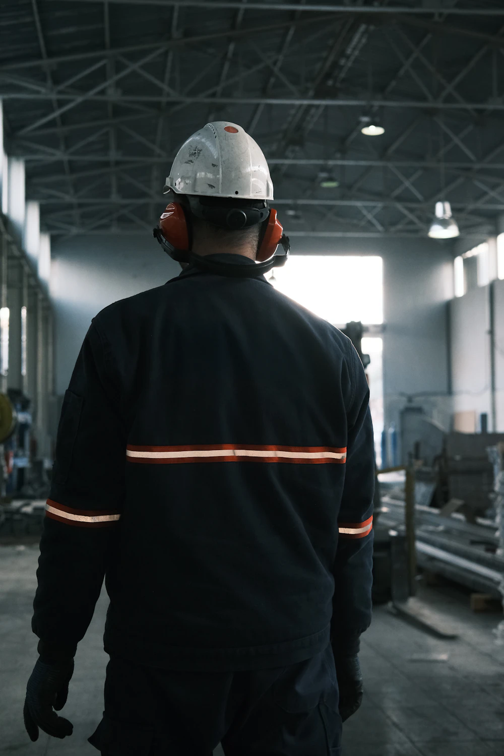 Personal técnico con casco en planta industrial