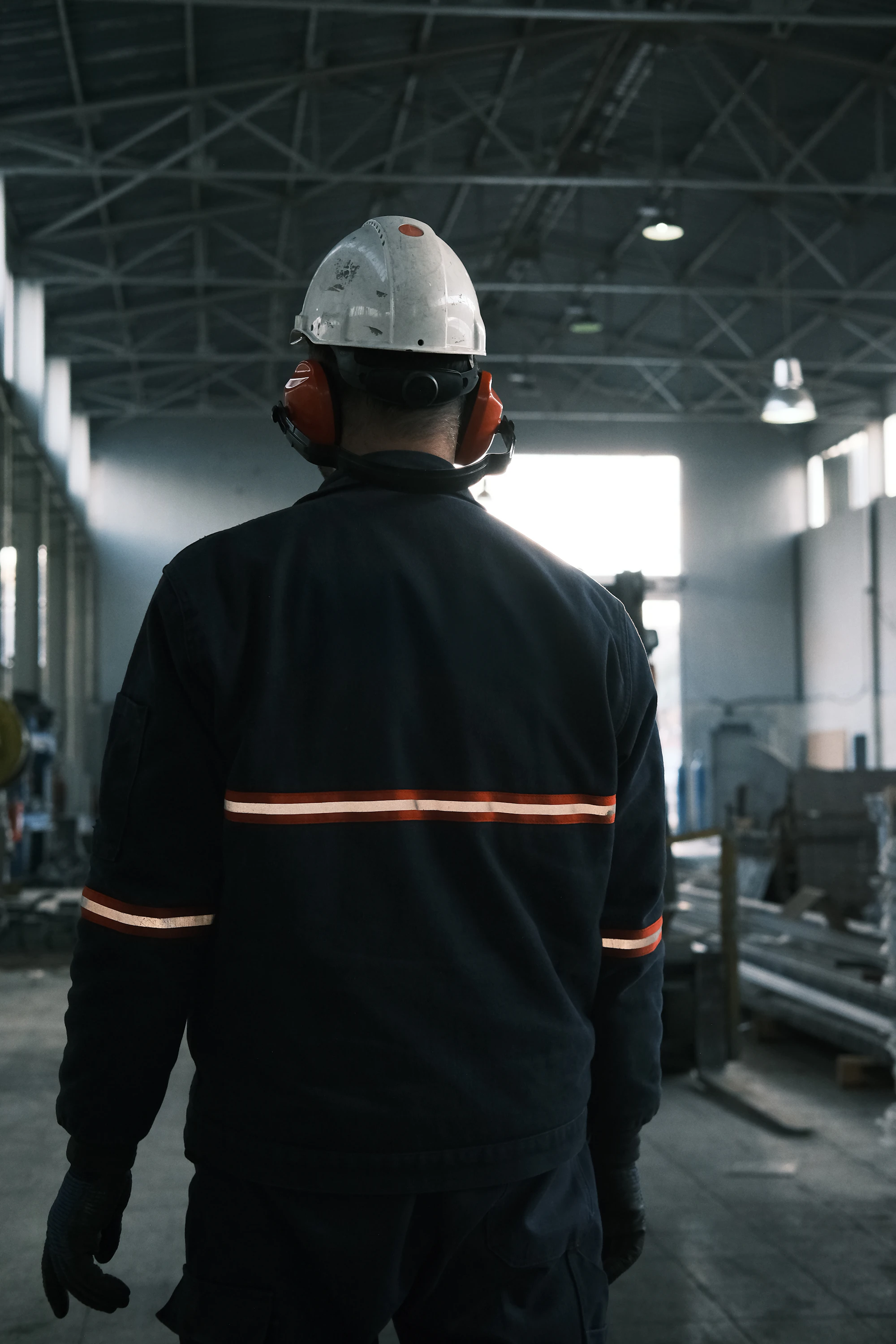 Technicien portant un casque de sécurité dans un site industriel