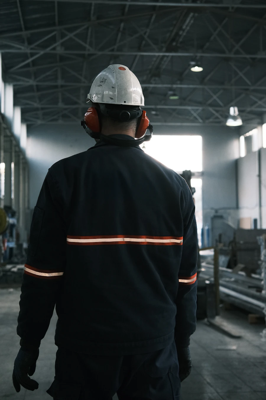 Trabajador industrial TERMAQ con casco de seguridad