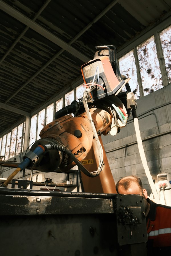Técnico practicando en equipo real, contexto de una agencia de marketing para capacitación en automatización industrial