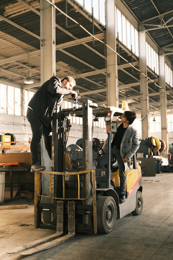 Depoda forklift operatörü