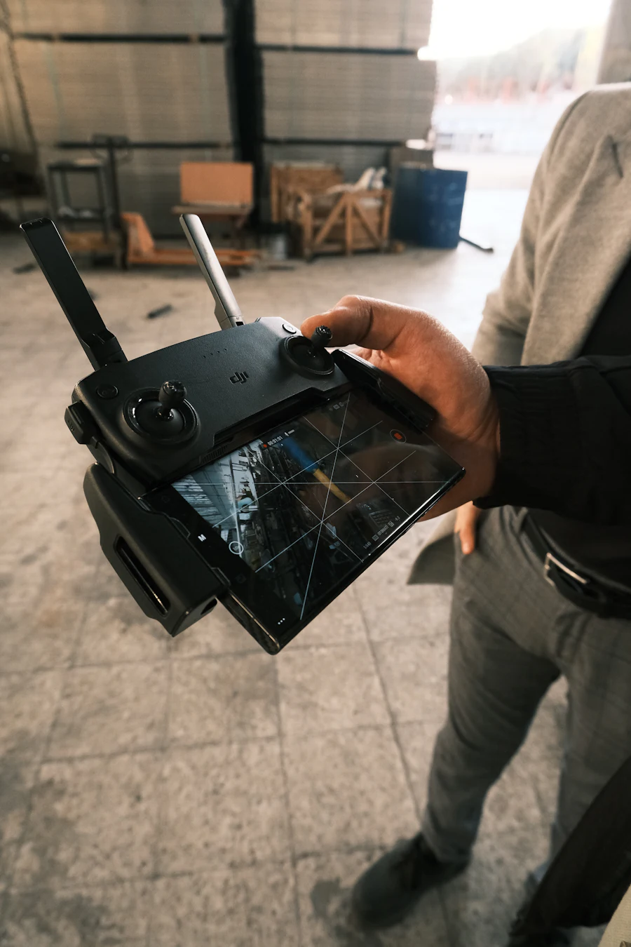 工場でタブレットを確認する作業者