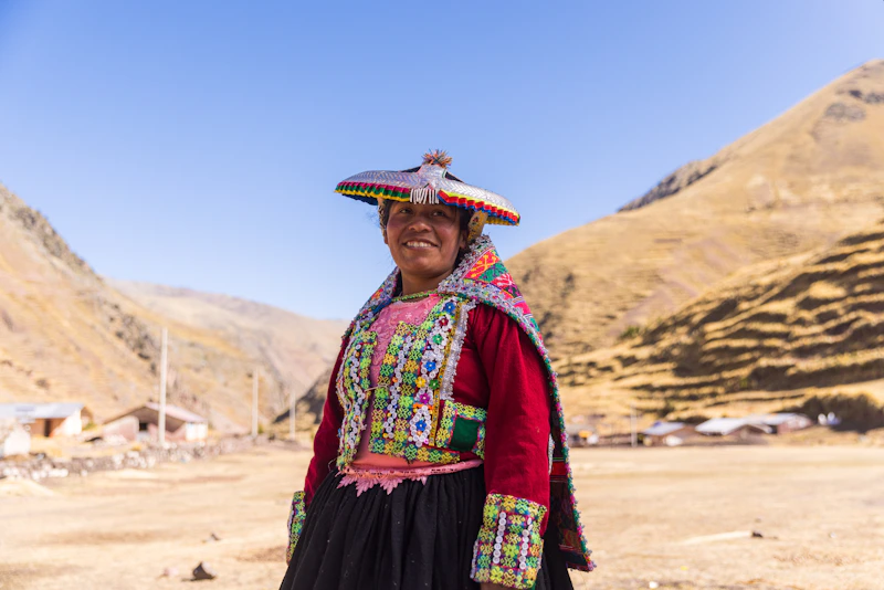 Sugar Mommy colombiana con vestido colorido en el desierto