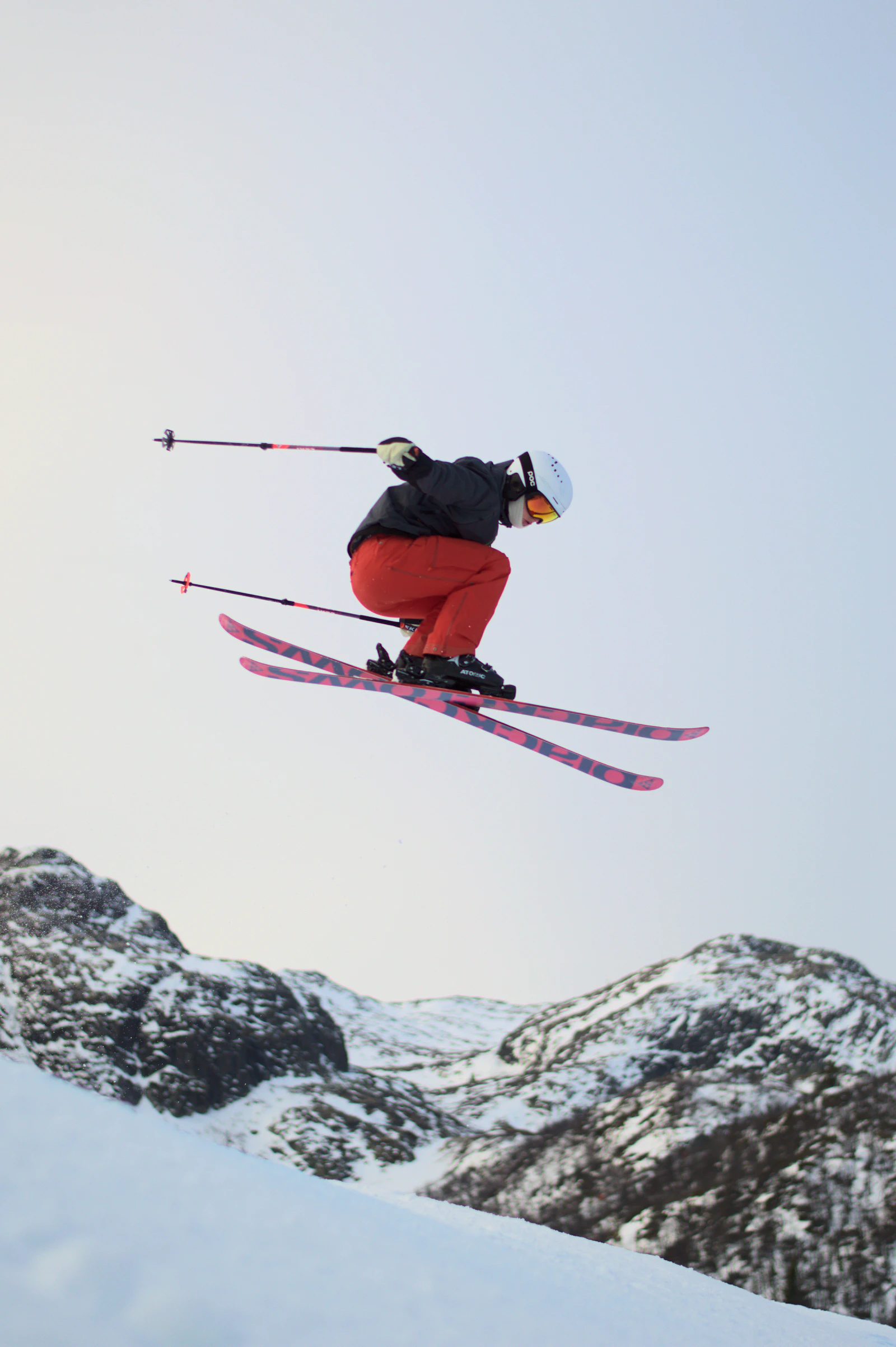 Skifahrer auf verschneiter Alpenpiste