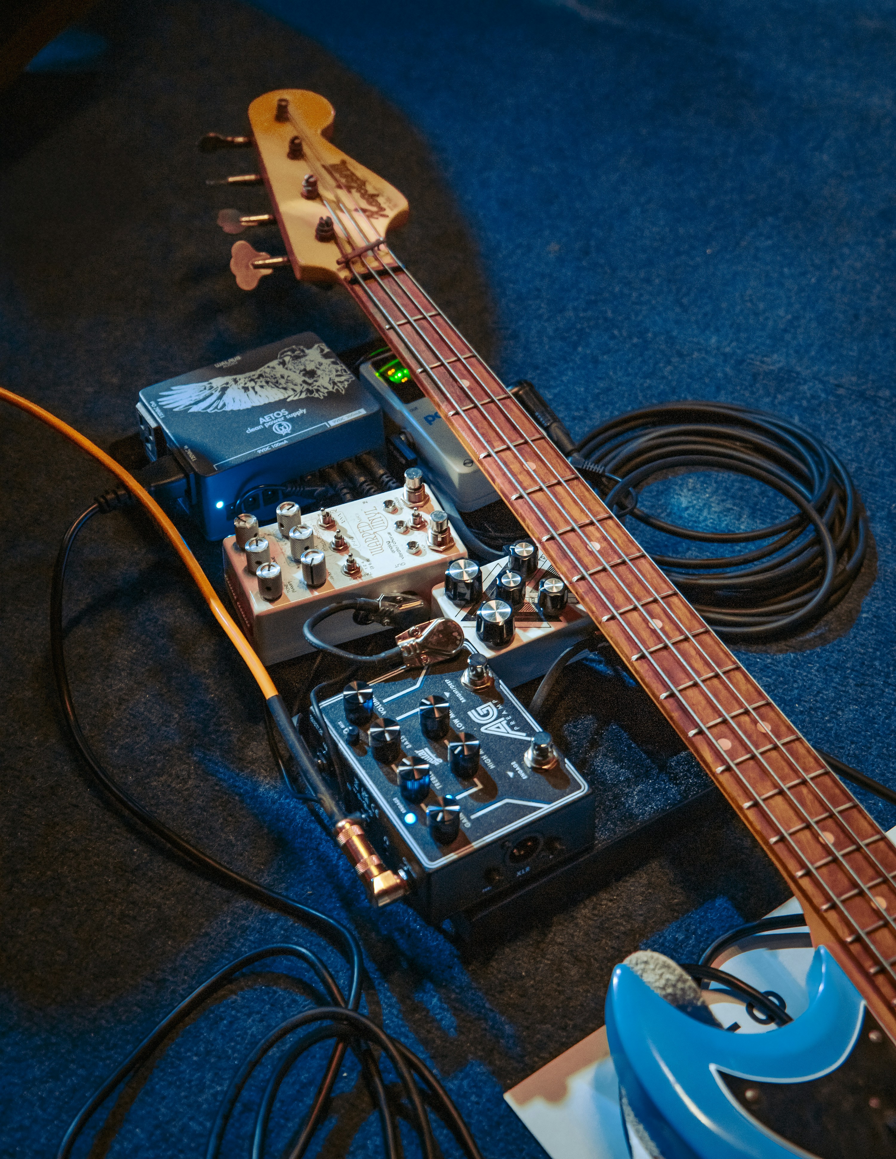 Eine Bassgitarre sitzt auf einem blauen Teppich