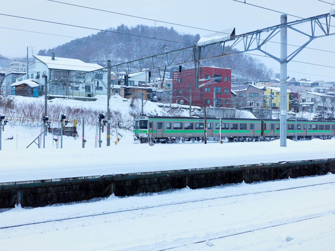 雪坡旁行駛的北海道地方線列車