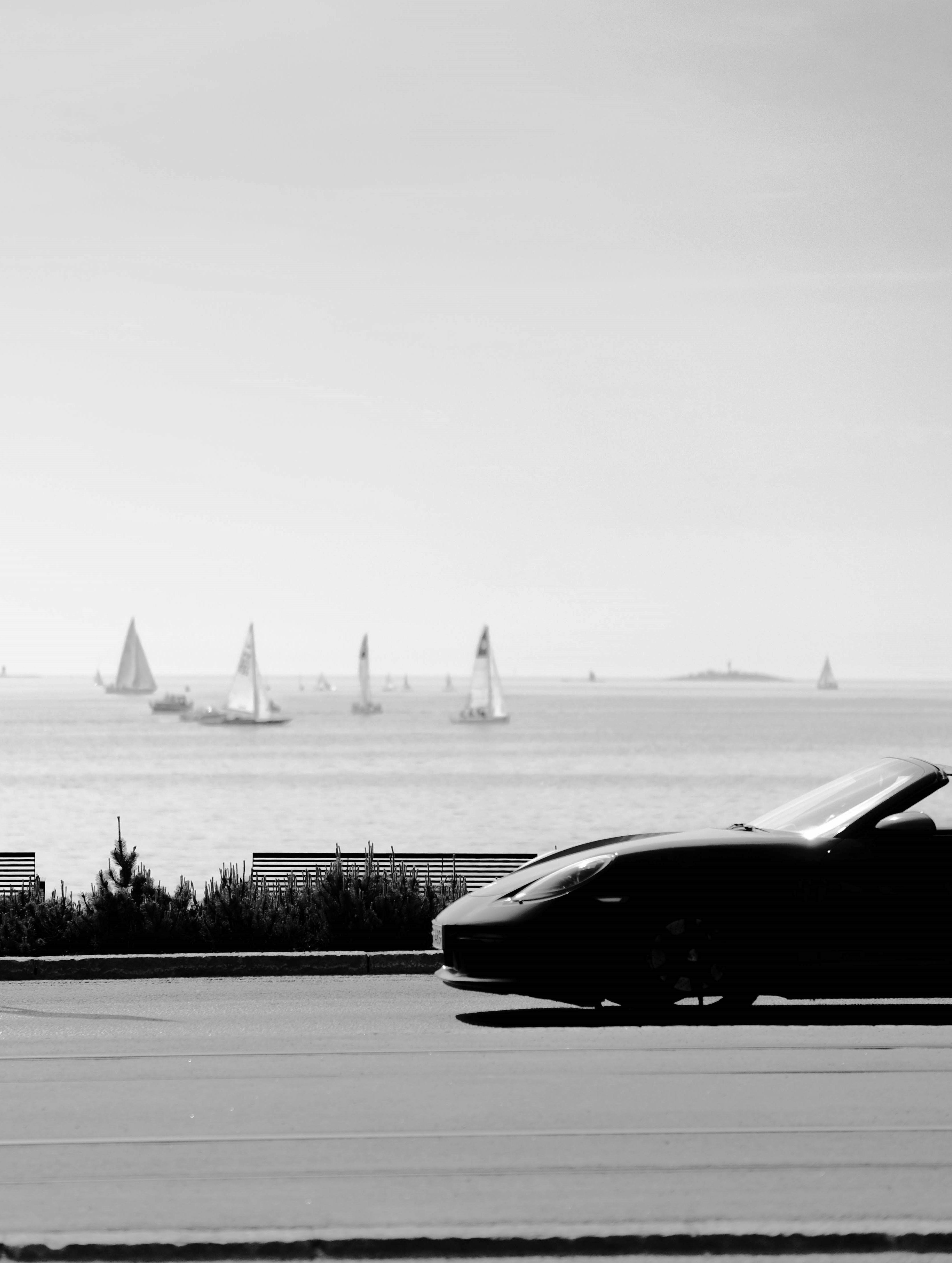 Una foto en blanco y negro de una persona montando una patineta