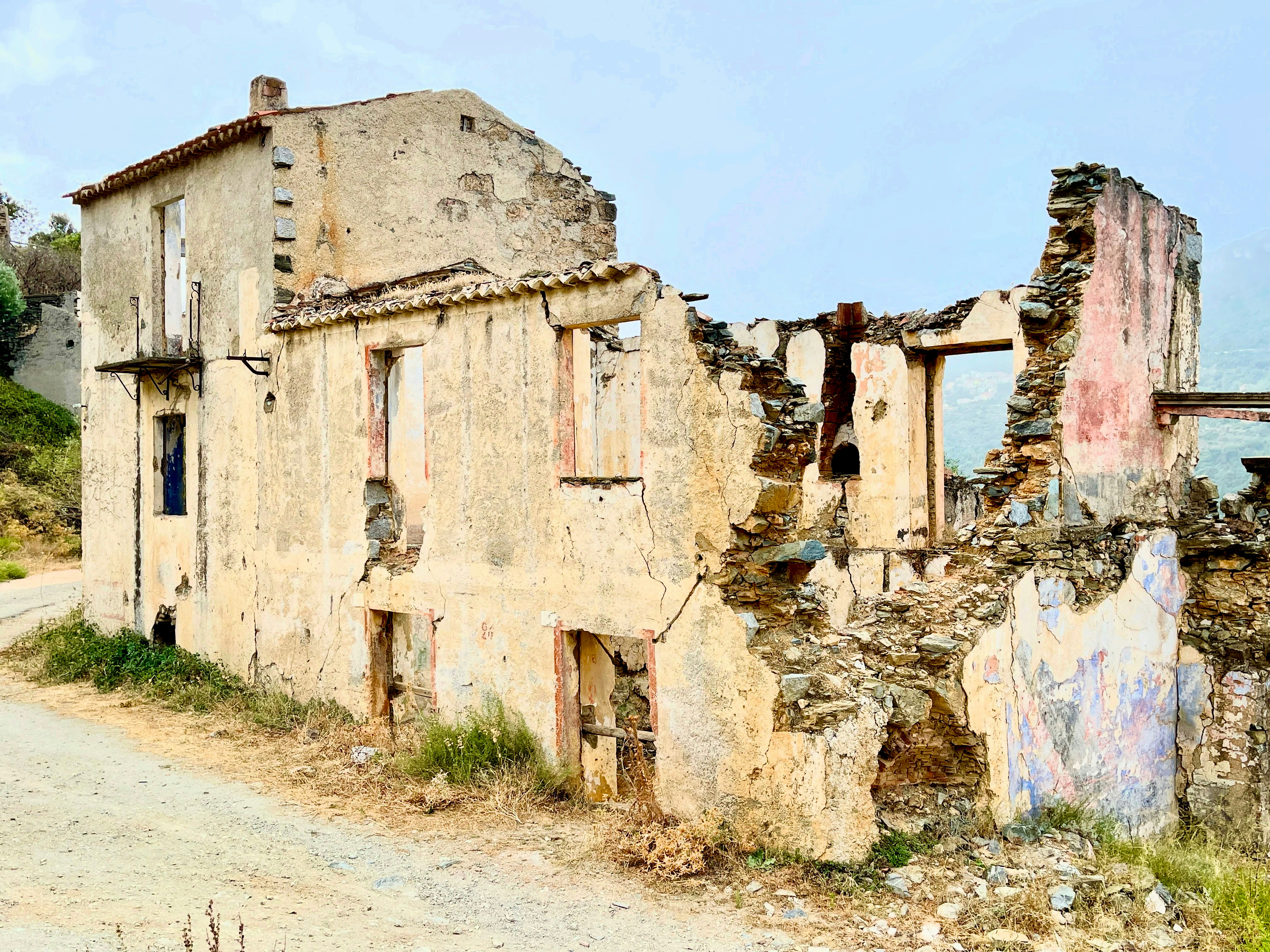 Ein altes, heruntergekommenes Gebäude am Straßenrand