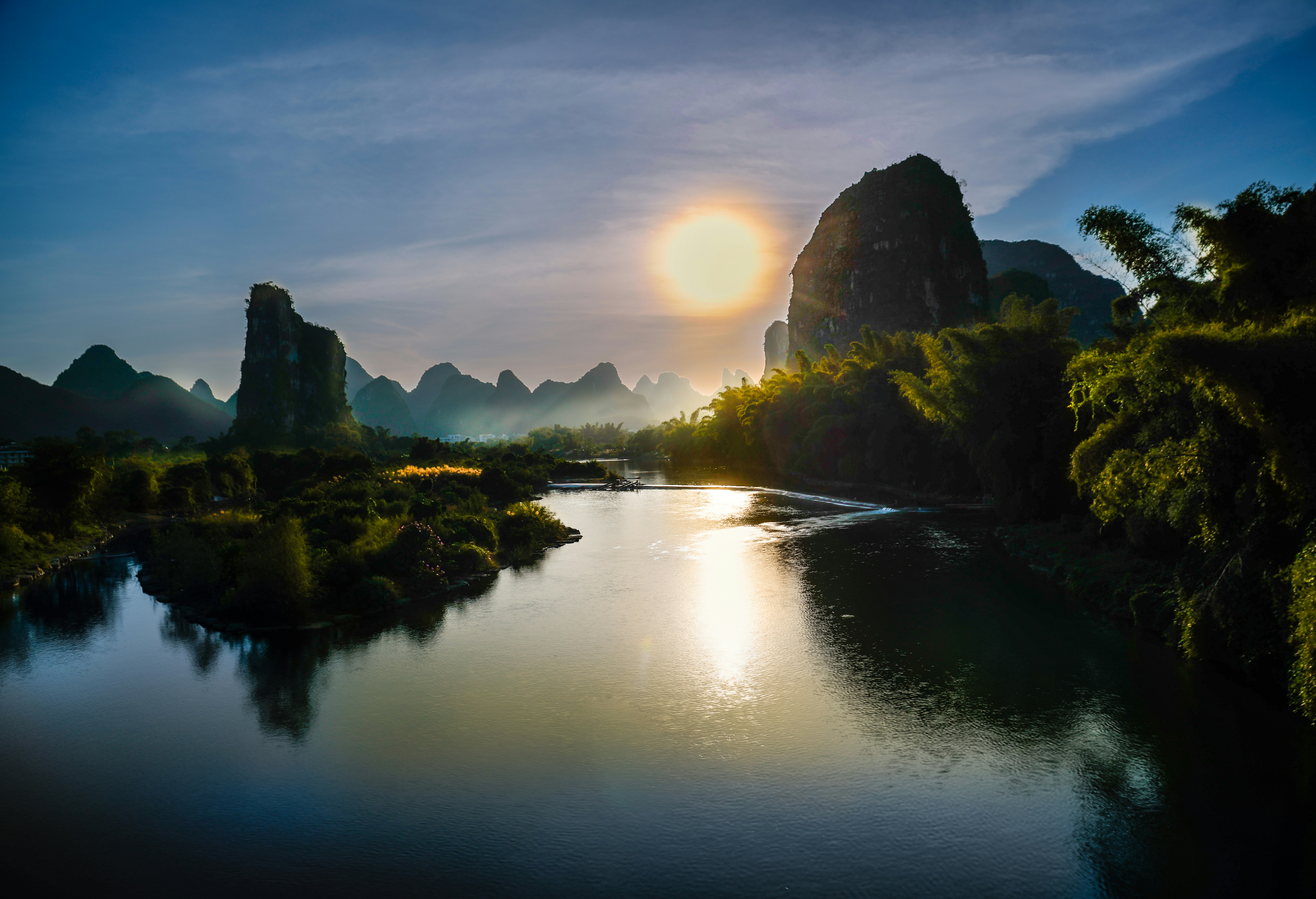 Berge, die sich in der Abenddämmerung in ruhigem Wasser spiegeln. Foto –  Kostenloses Bild zum Thema Land auf Unsplash, image size:3000x2050
