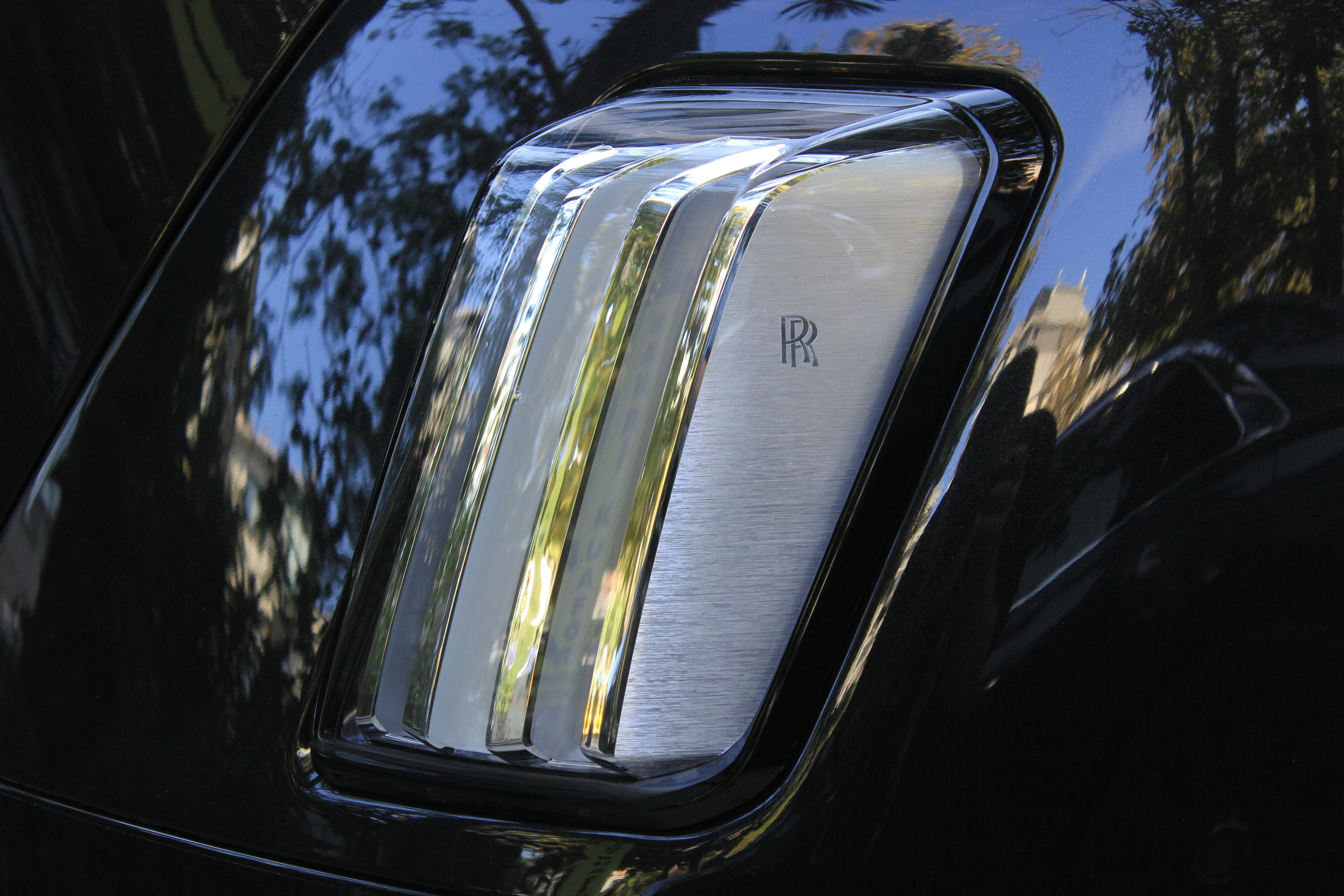 Le rétroviseur d’une voiture noire