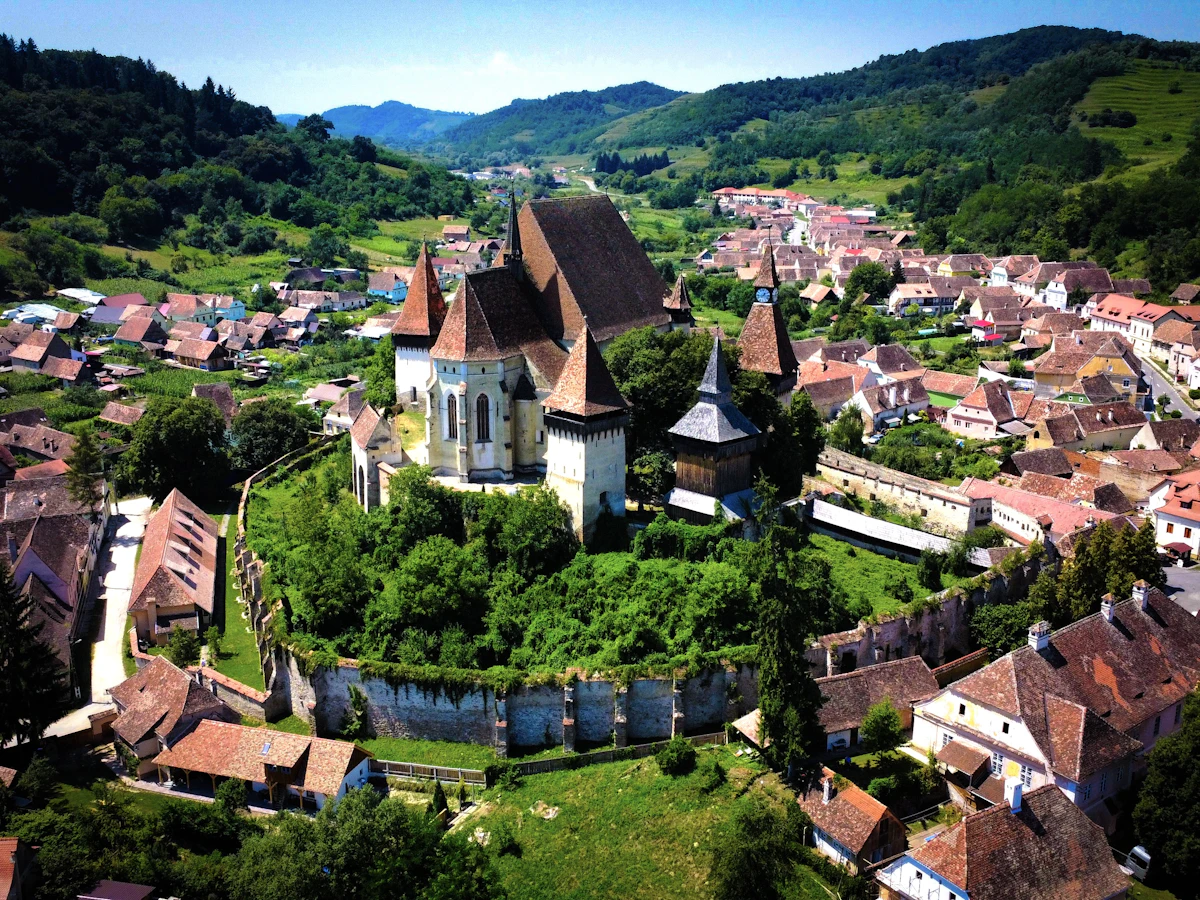 Cazare în Sighișoara: satul Biertan și biserica fortificată văzute de sus