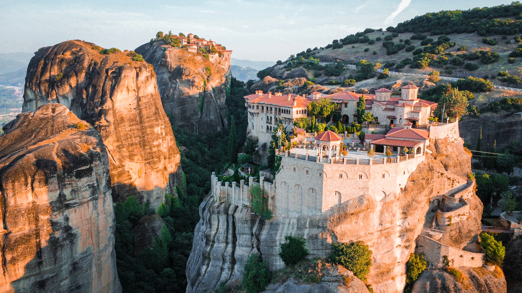 Meteora kaya oluşumları üzerindeki manastır