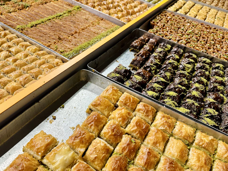 Assortiment de pâtisseries traditionnelles présentées sur plateaux
