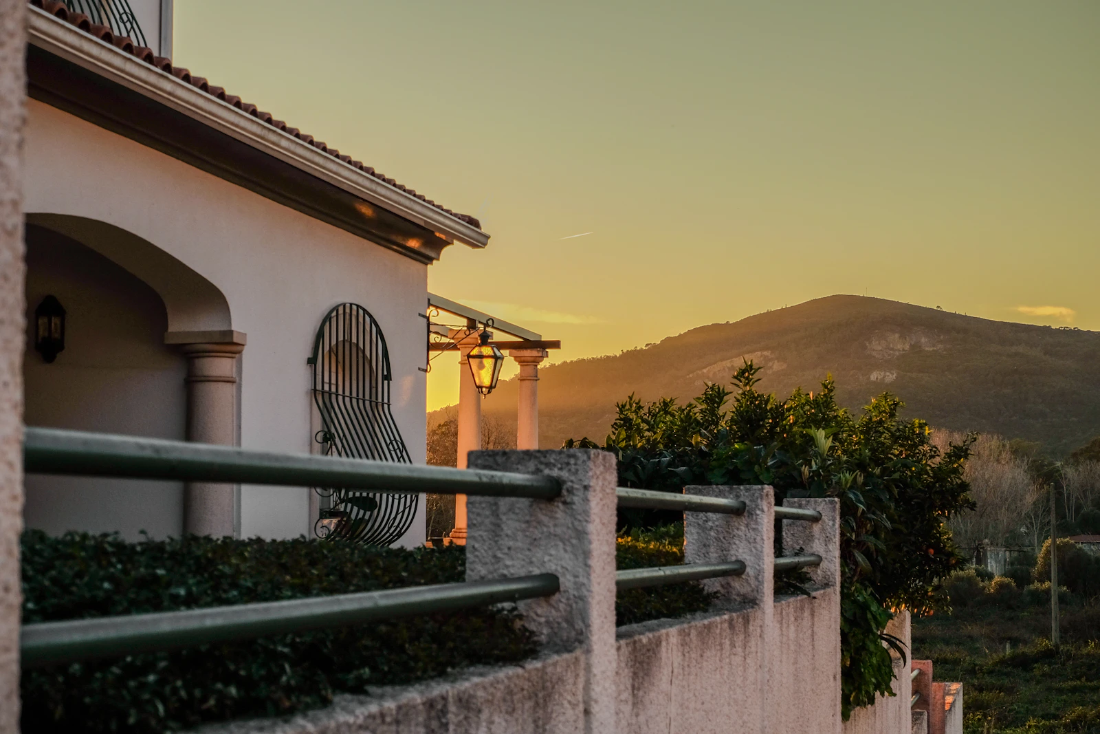 Villa moderne avec montagne en arrière-plan