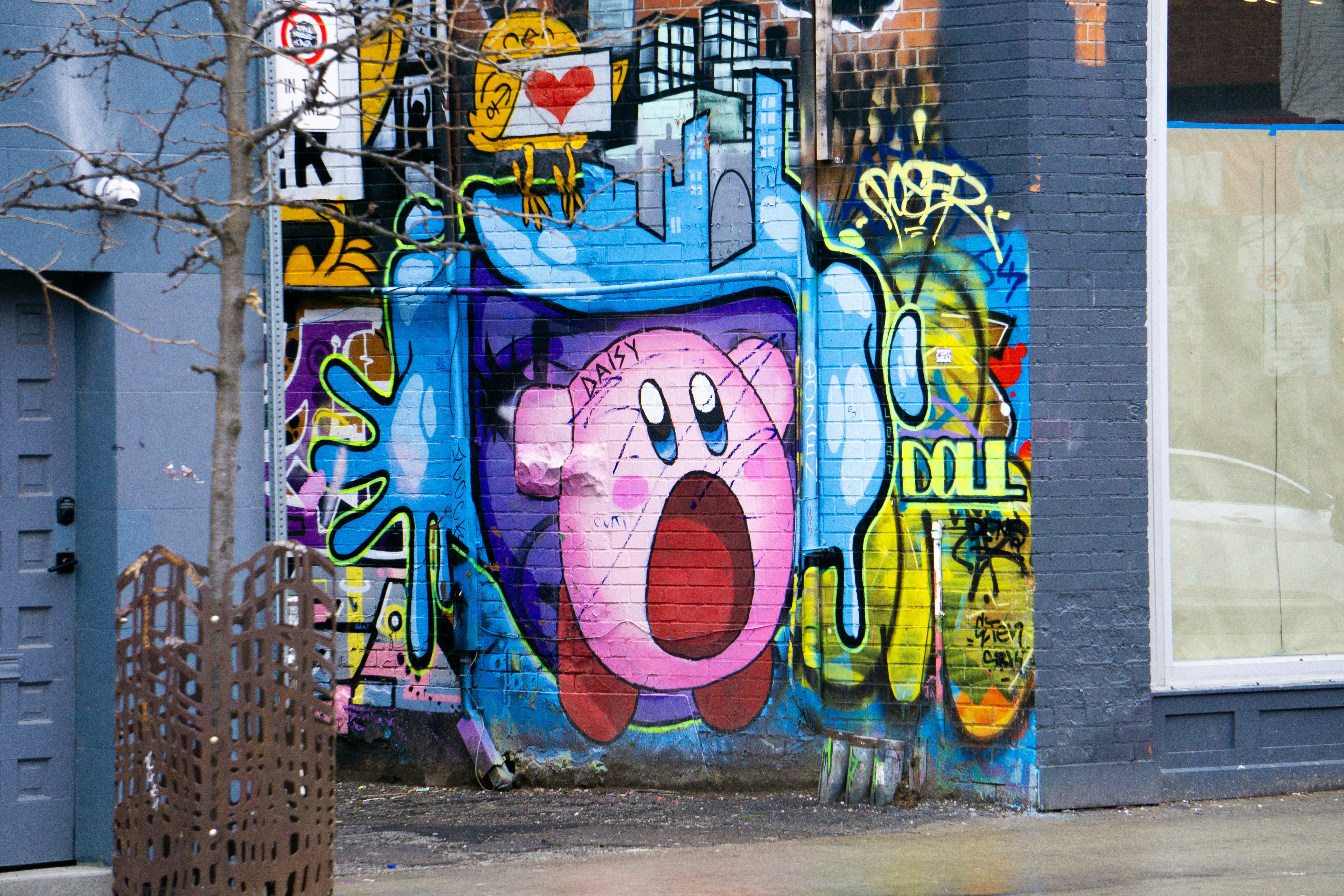 Sebuah bangunan dengan grafiti di sampingnya