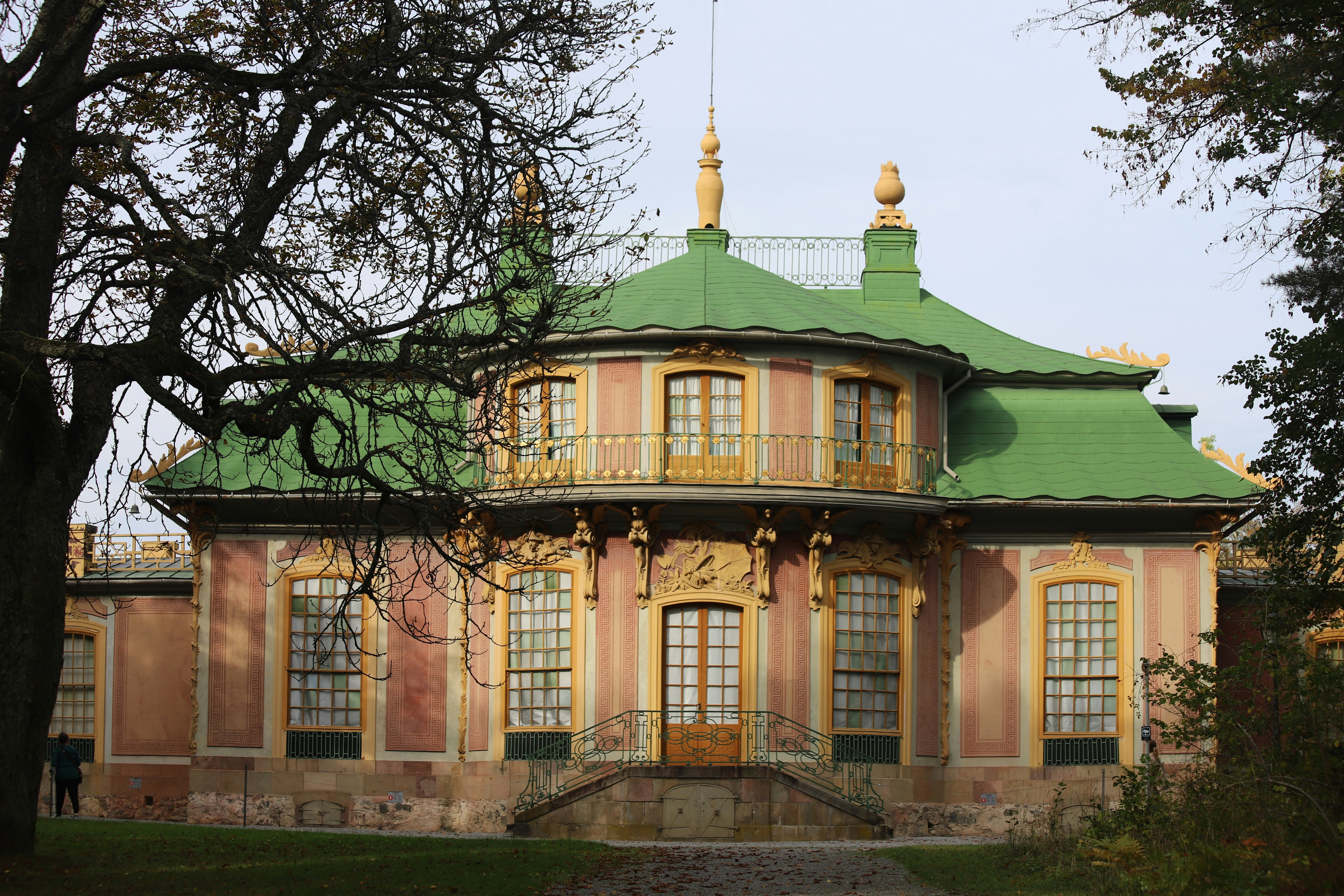 A large building with a green roof and a green roof