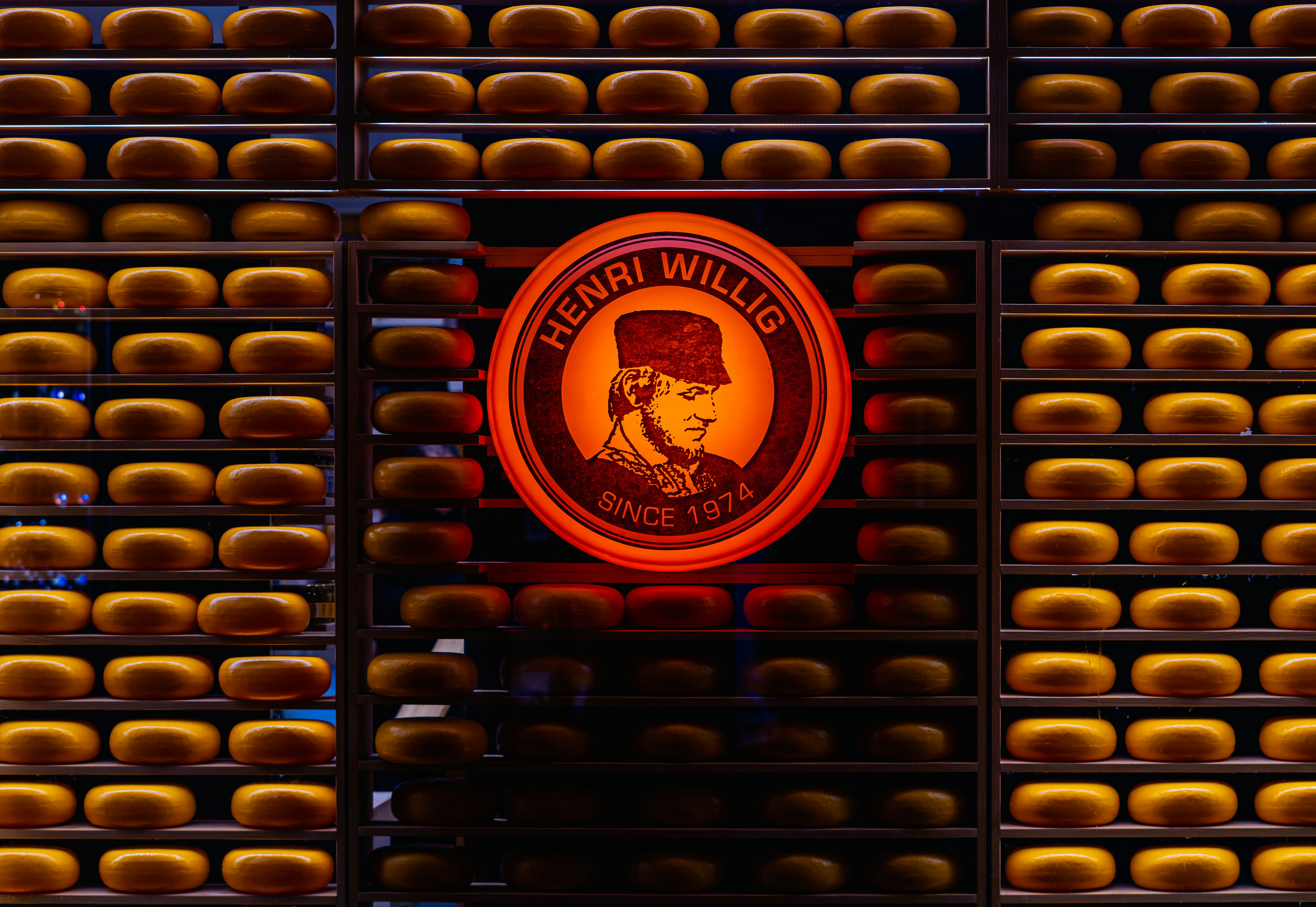 Nahaufnahme einer Leuchtreklame an einer Wand