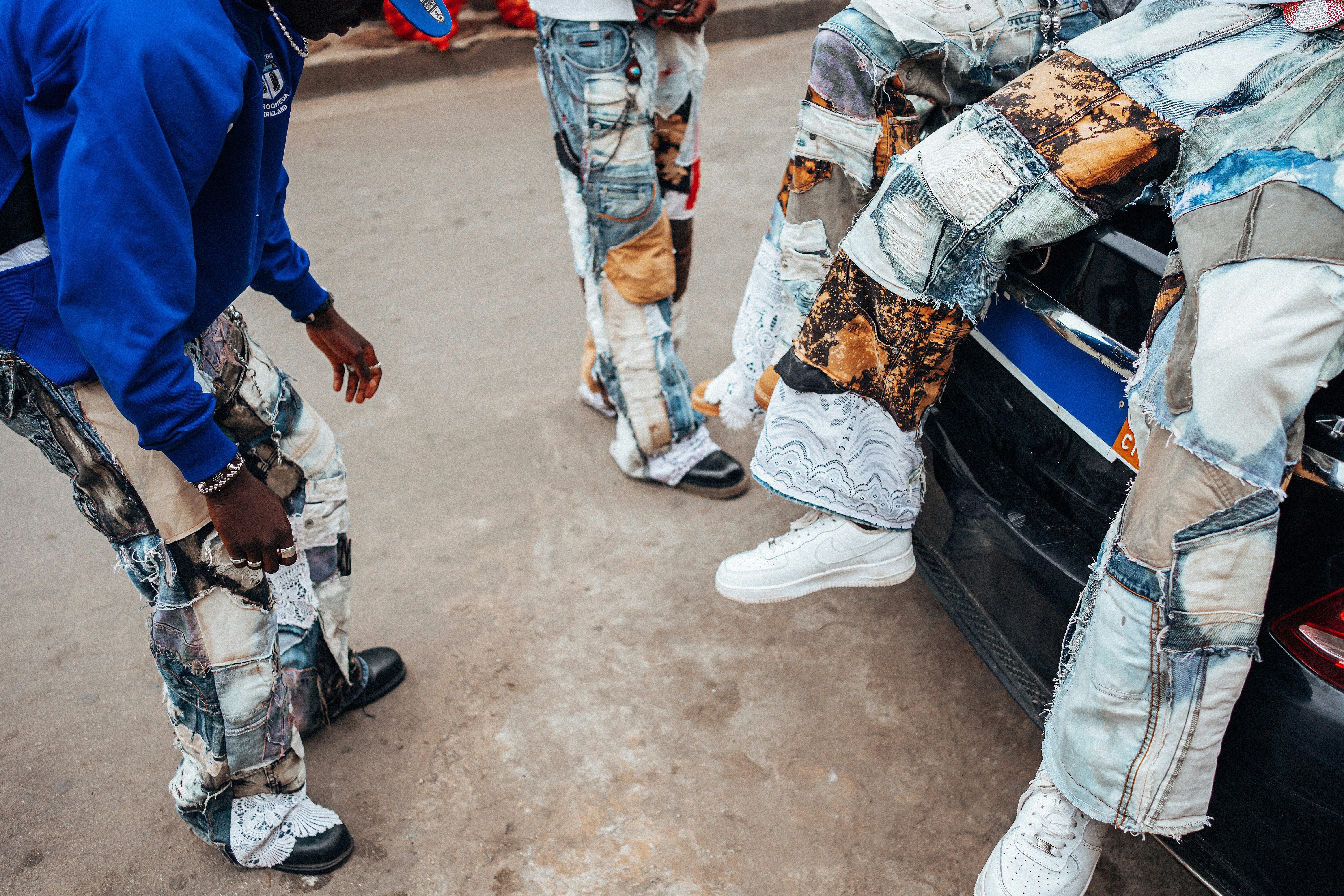 Eine Gruppe junger Männer steht neben einem Auto