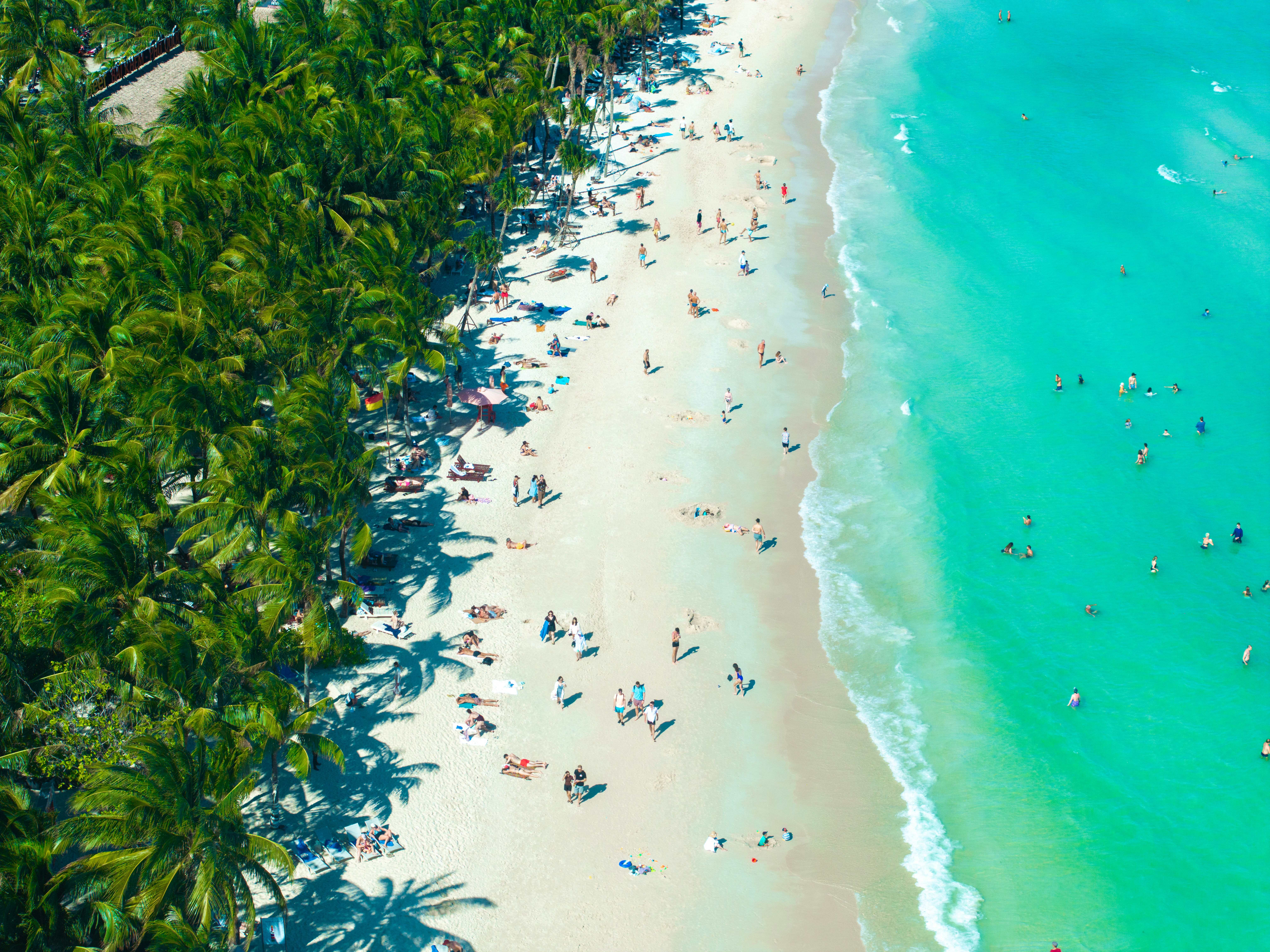 Une vue aérienne d’une plage avec des gens dans l’eau