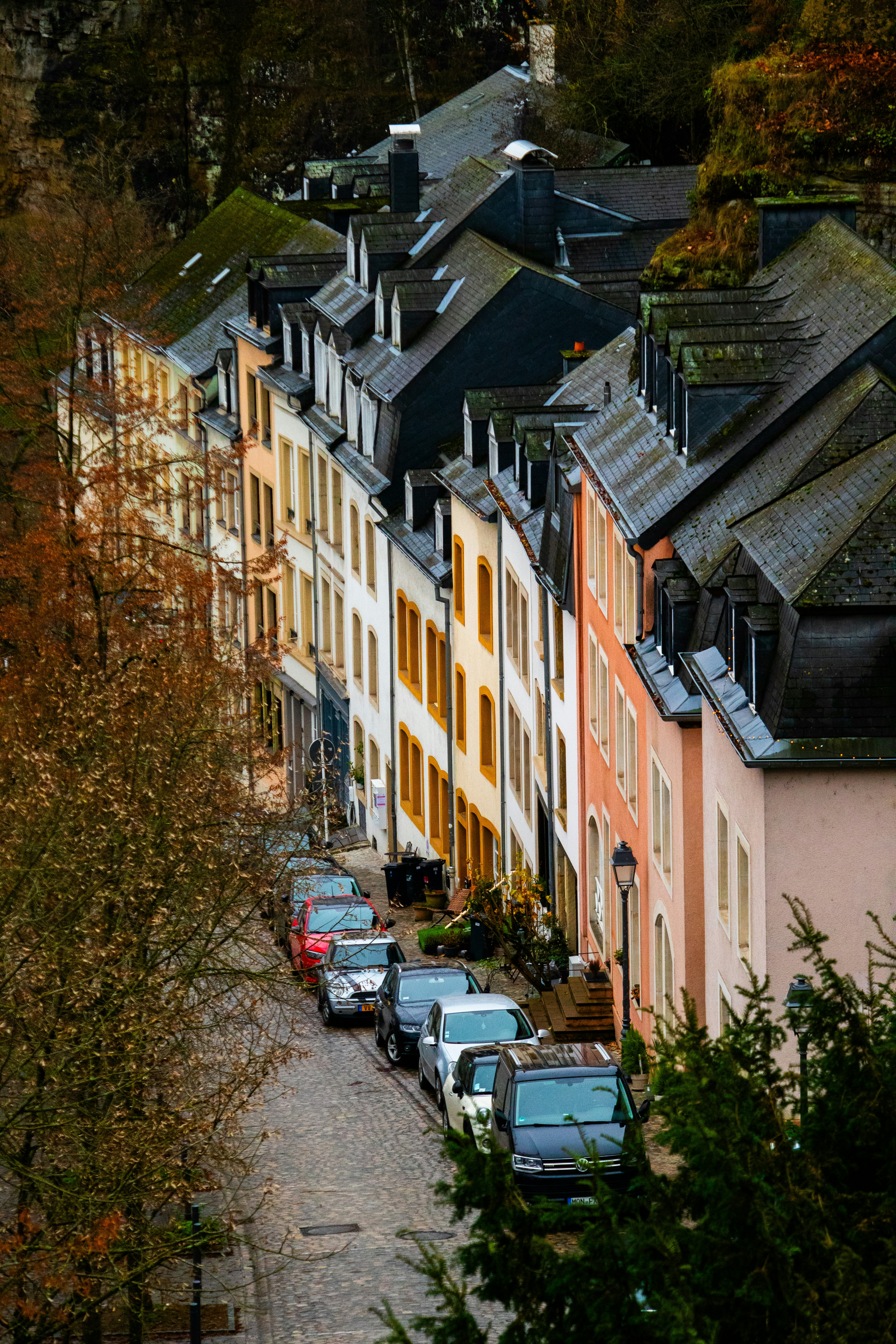 A row of houses with cars parked in front of them photo – Free Building ...