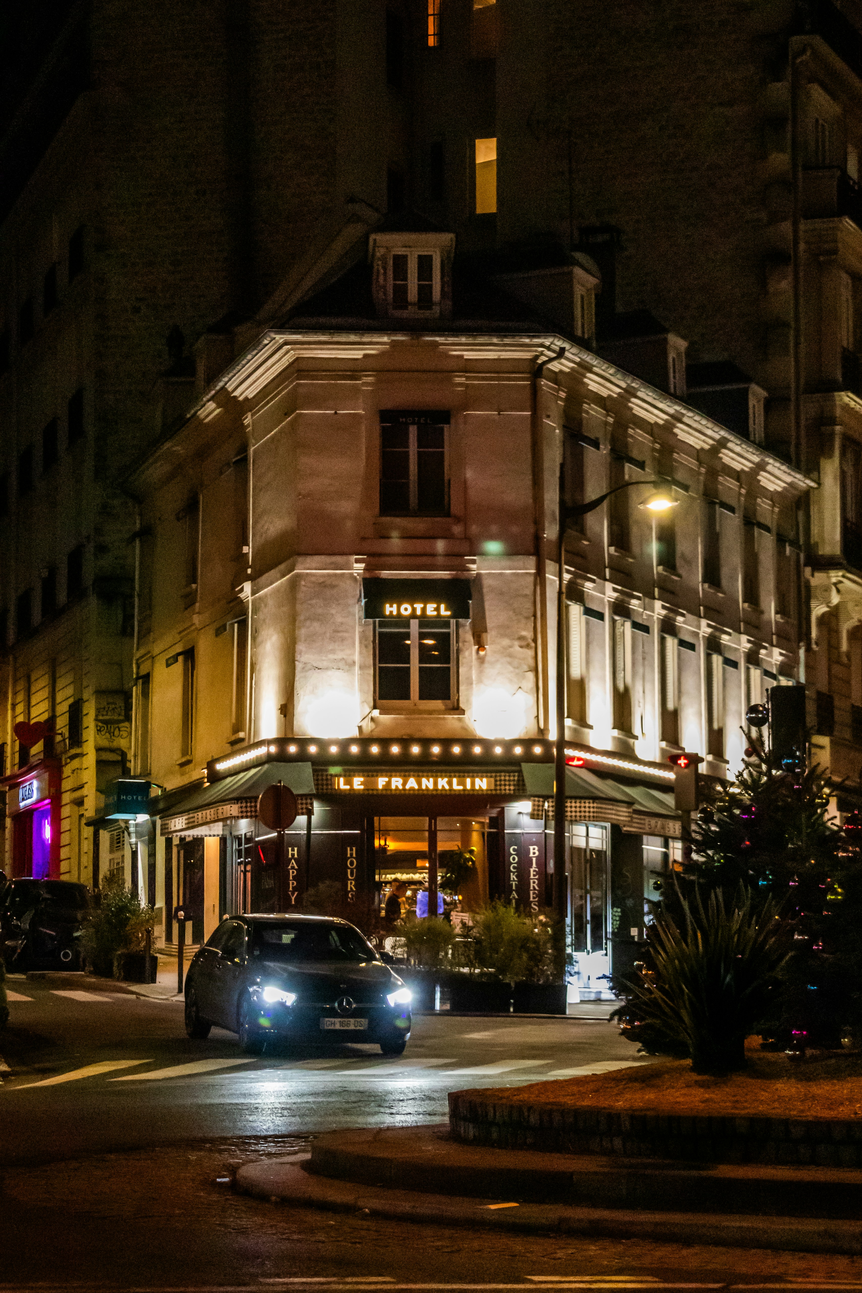 10 Paris Luxury Hotel Bars With Signature Cocktails