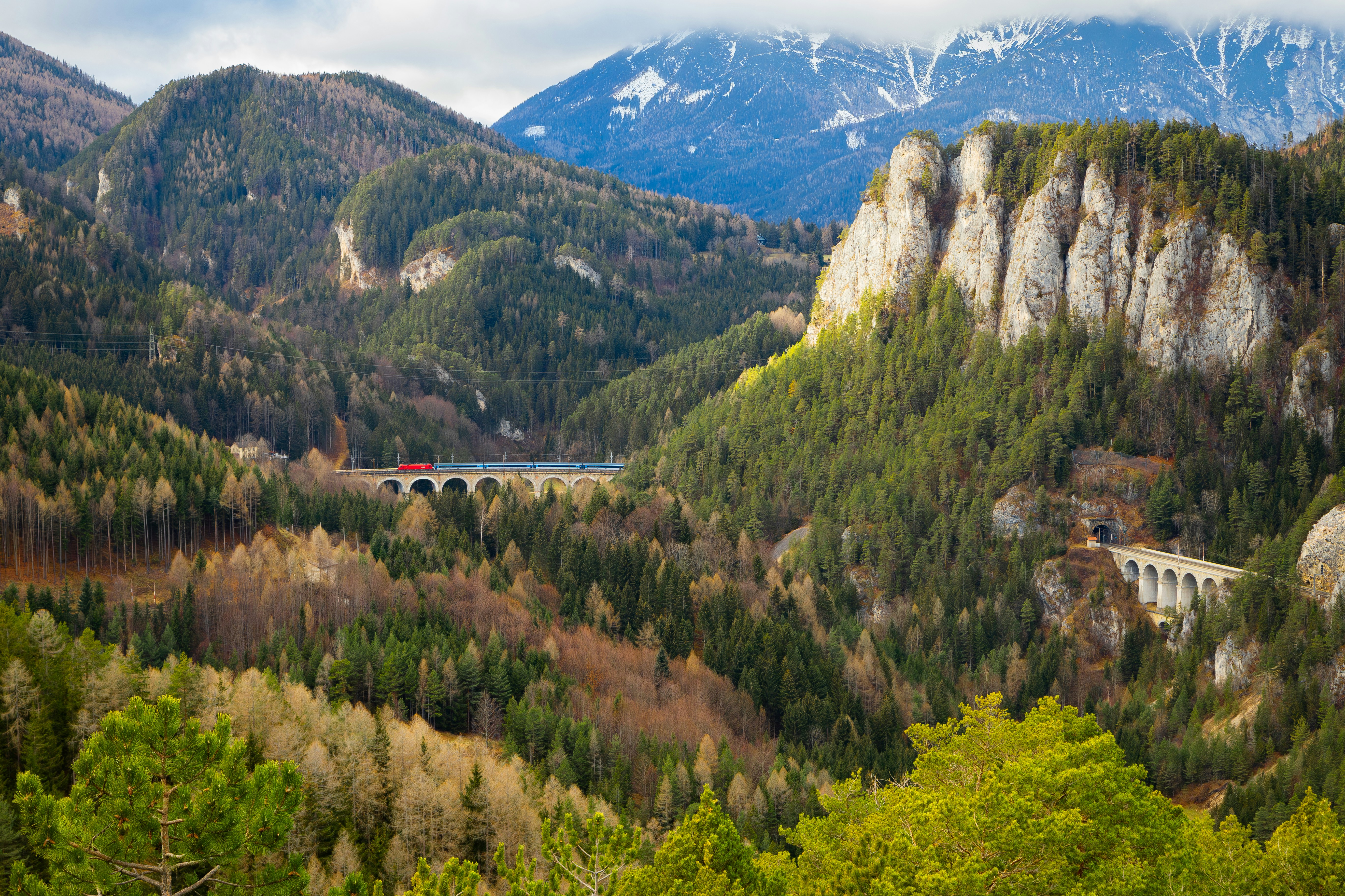 Ein malerischer Blick auf die Berge und eine Brücke