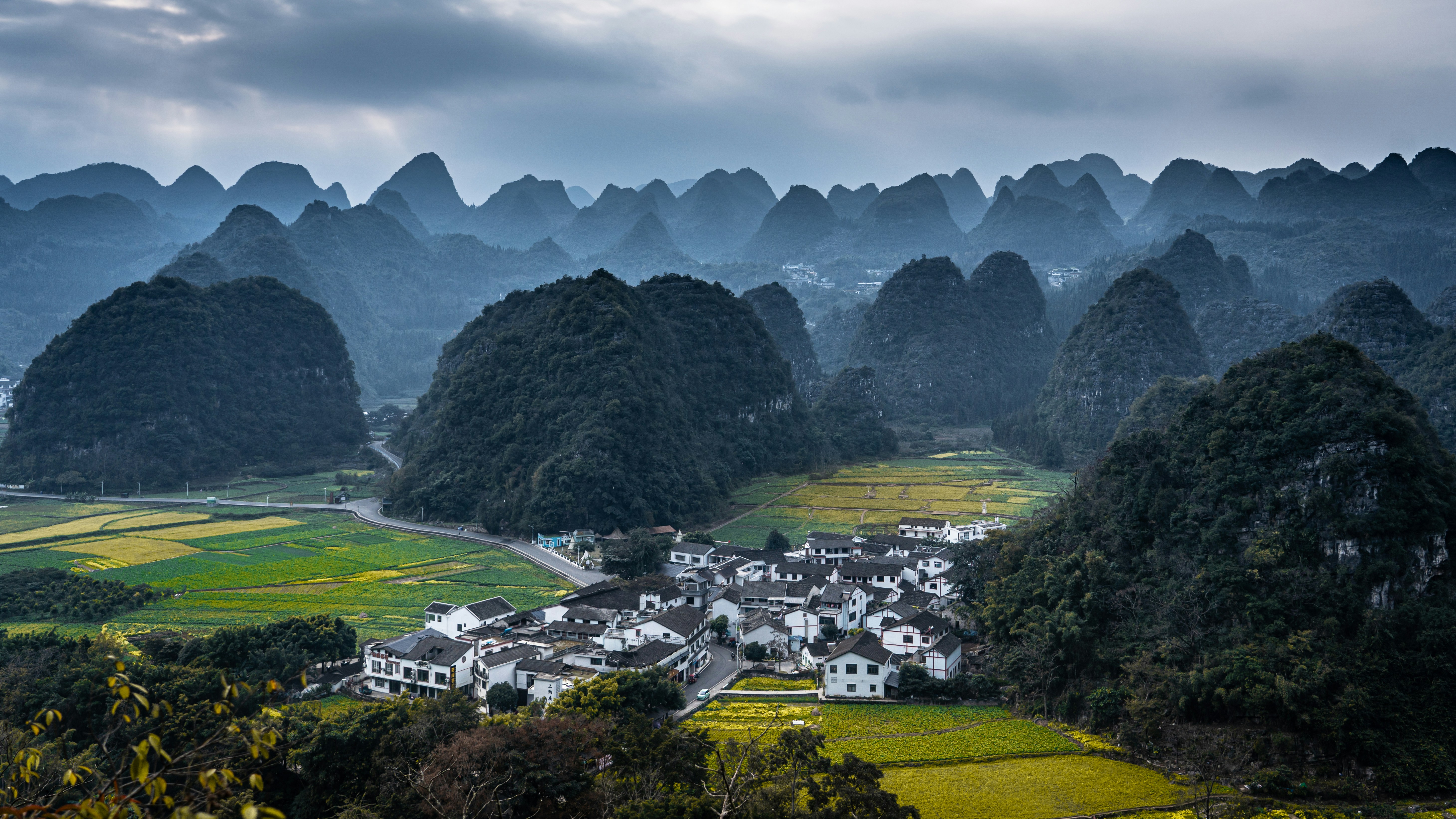 A scenic view of a village surrounded by mountains photo – Free Wanfeng ...
