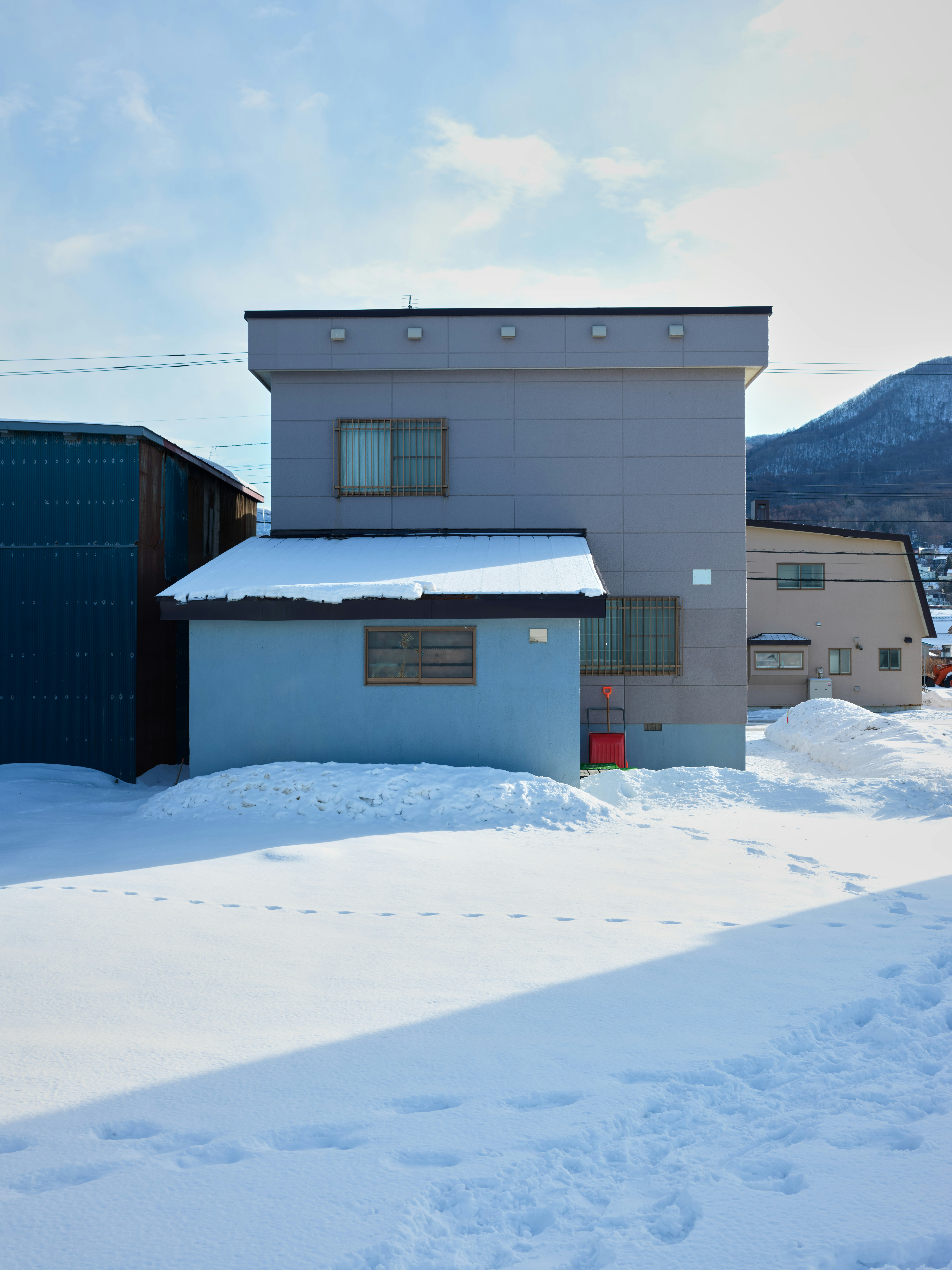 A house in the middle of a snowy field photo – Free Zenibako Image on ...