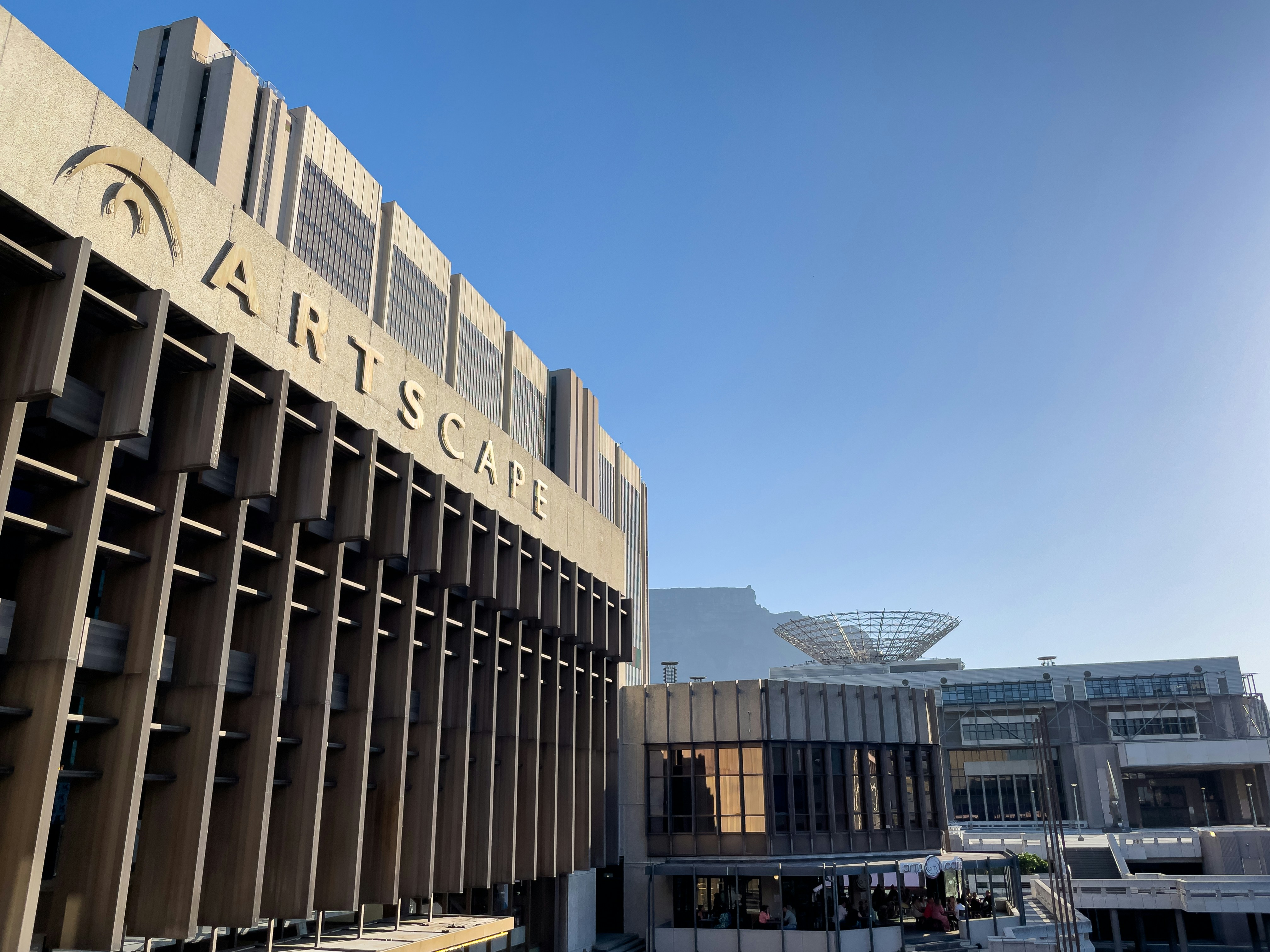 Un gran edificio con un letrero en el costado